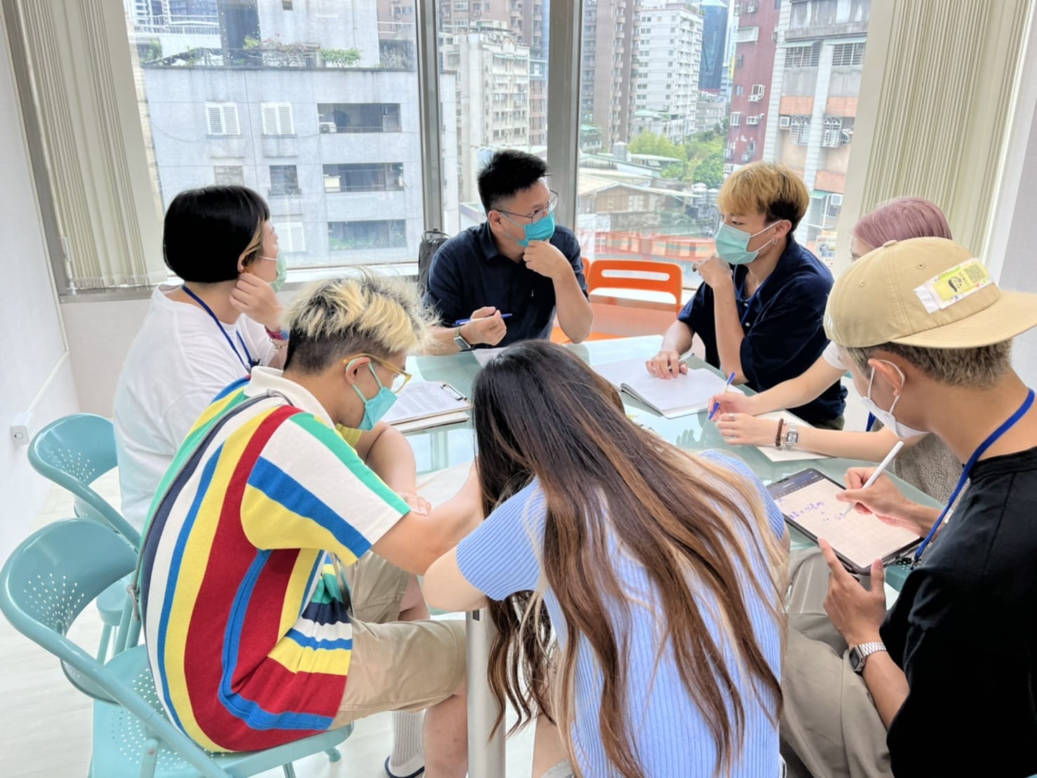 前屆參賽同學於工作坊中與廣告公司導師熱烈討論