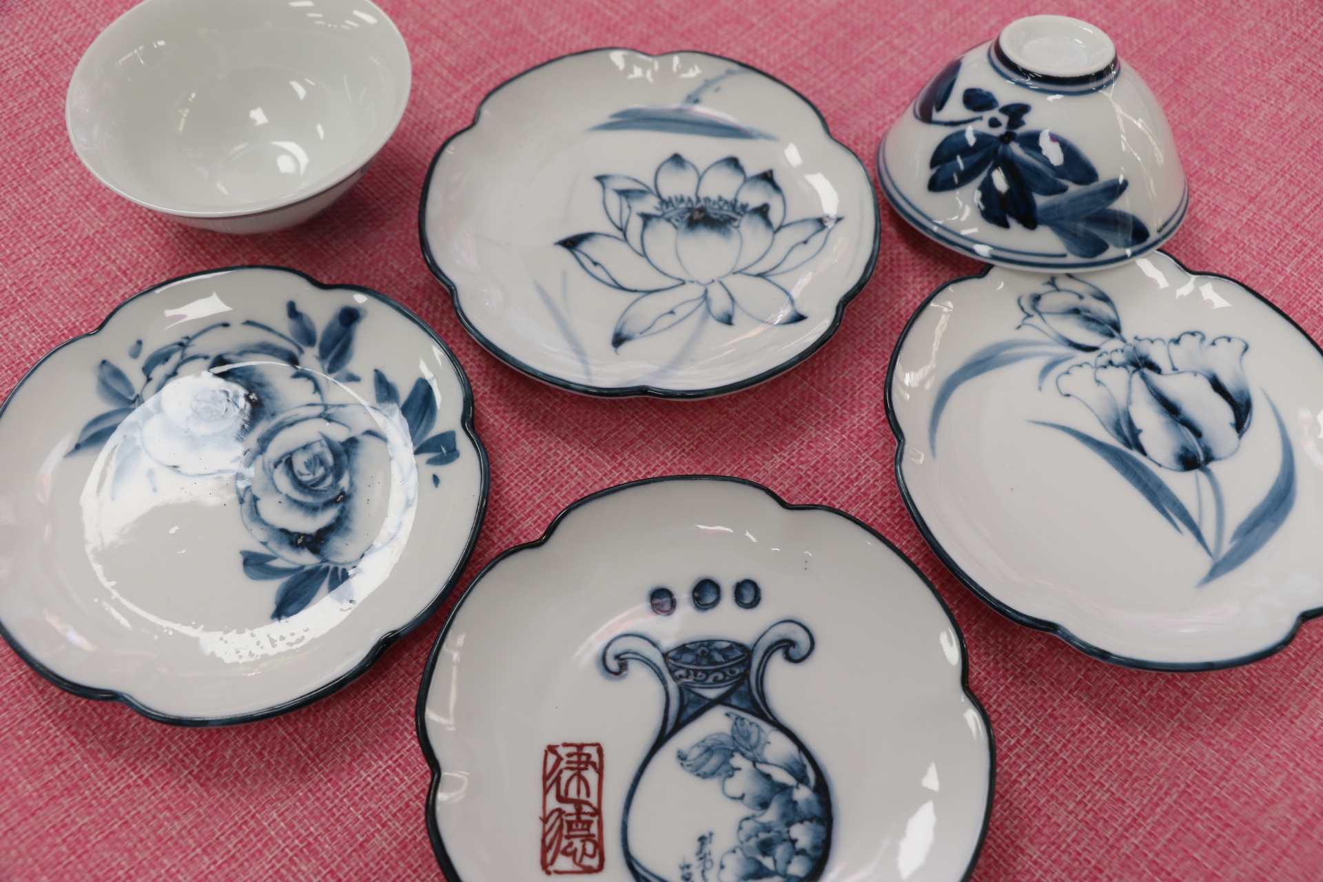 鶯歌建德社區青花瓷班長輩手作的各式青花瓷器皿