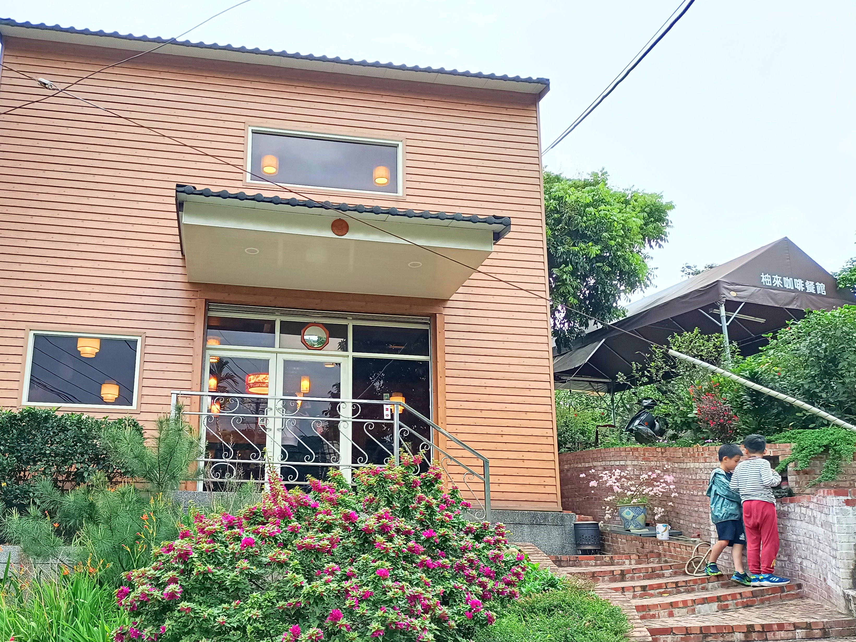 柚來咖啡休閒小館擁有大片的柚子農園