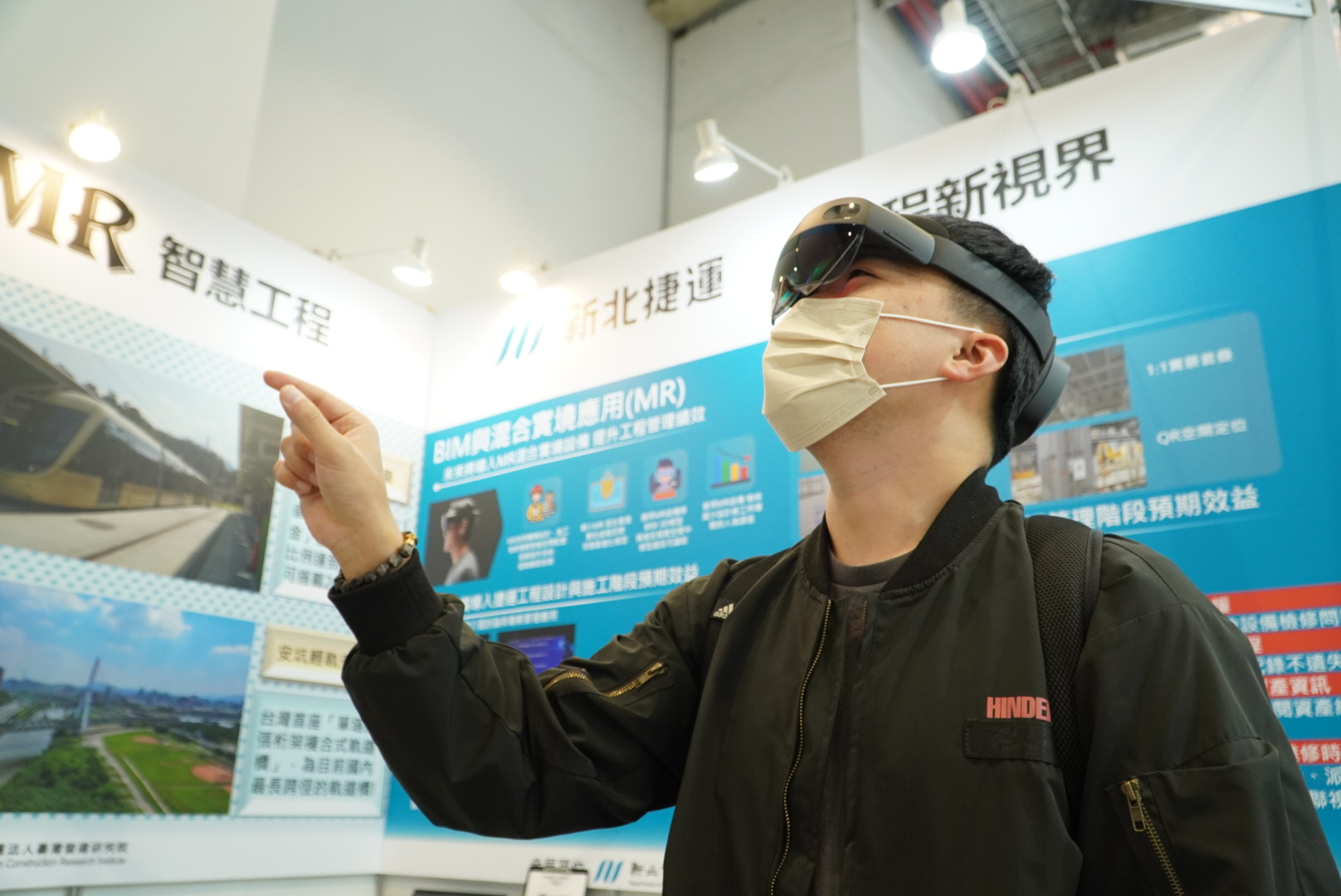 圖1_民眾體驗MR混合實境