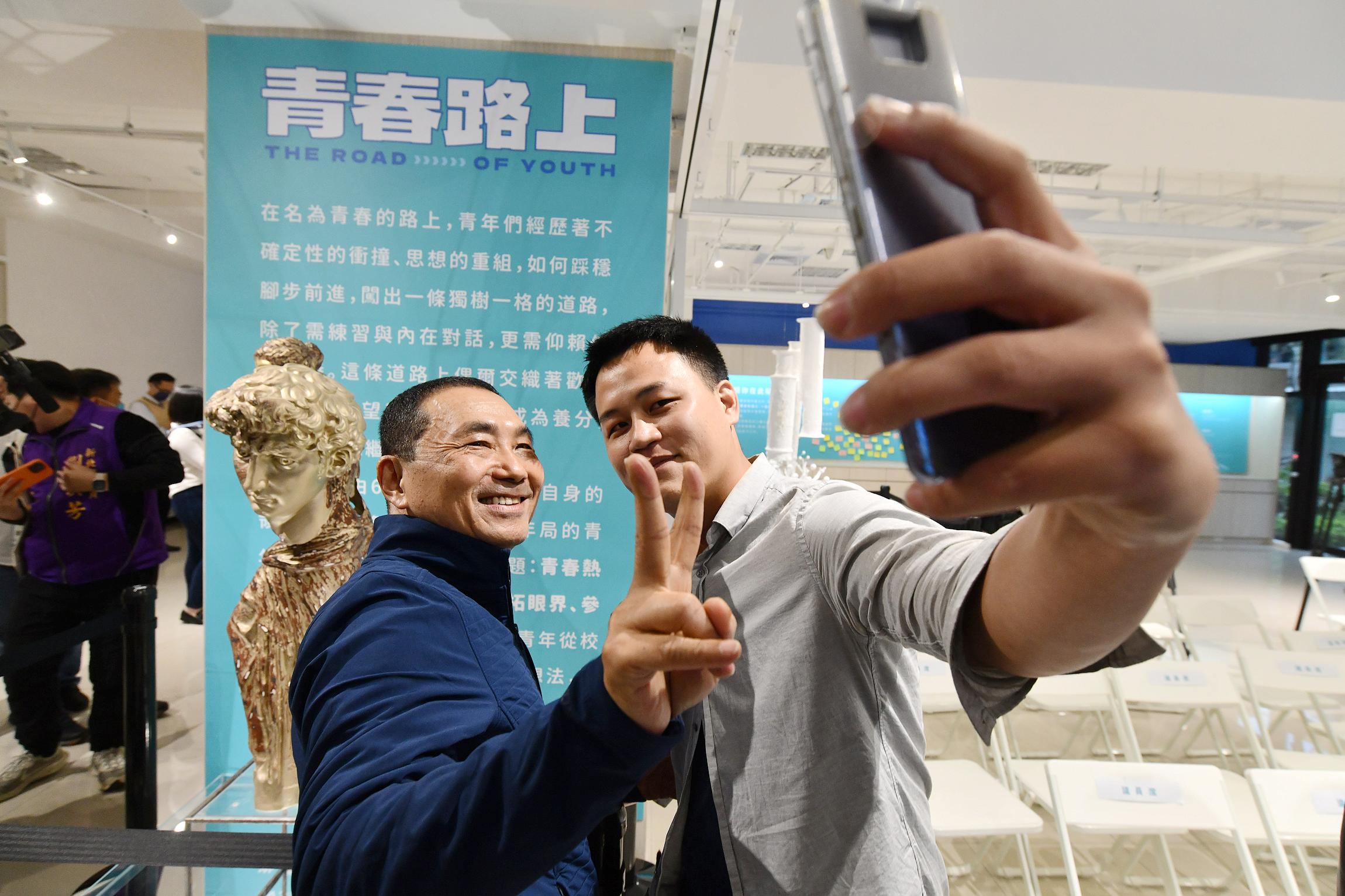侯友宜開心與技職國手自拍。