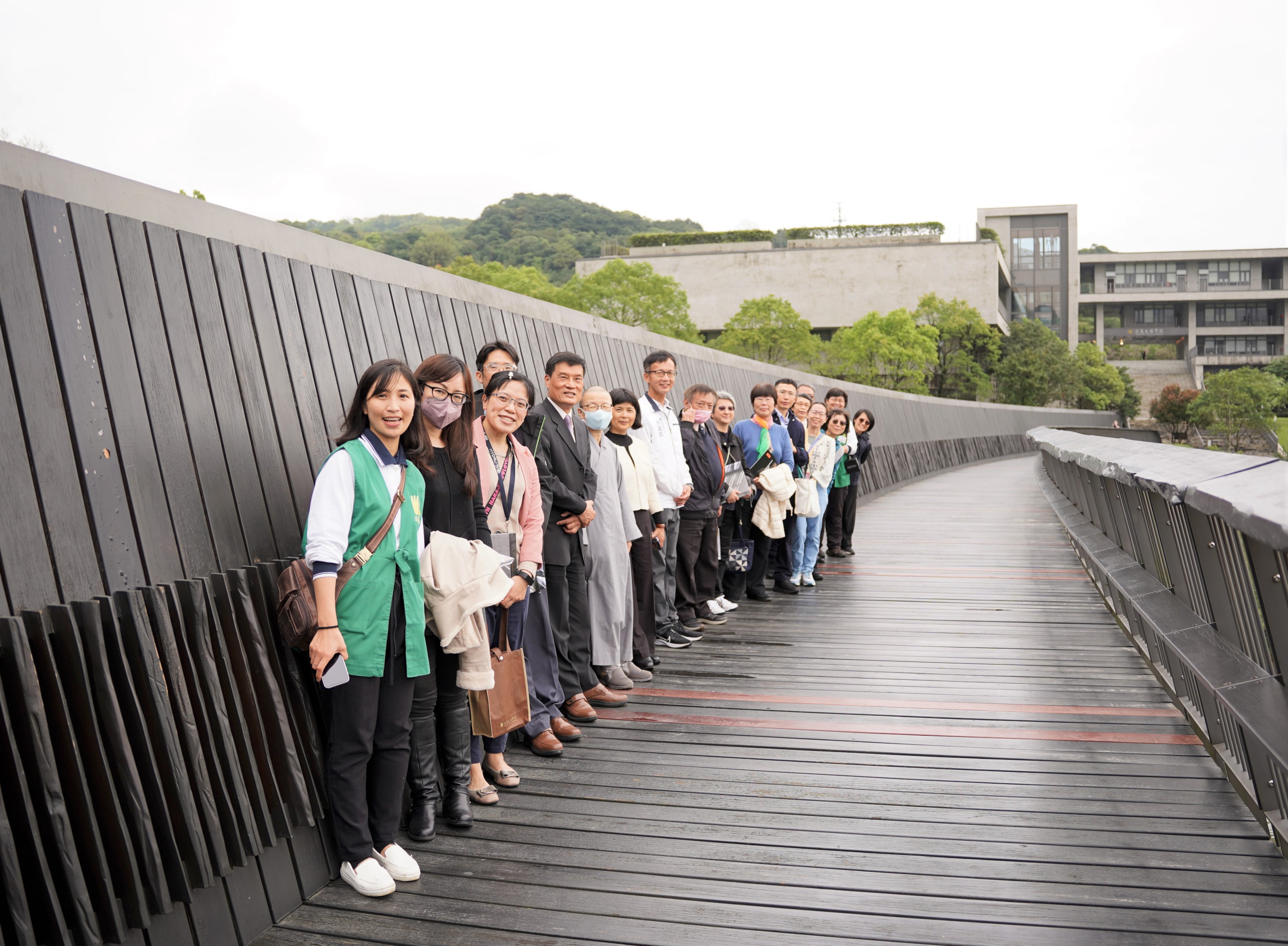 5.法鼓心靈環保教育園地的「大願橋」呼應山景連接山谷兩岸，將校園融入大地