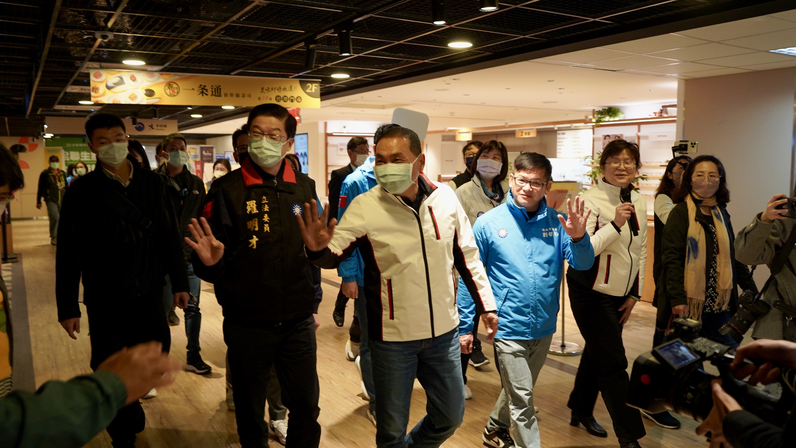 新北市長侯友宜特別在開幕儀式後前往「DCC square碧潭廣場」訪查，勉勵商場經營要與社區共榮