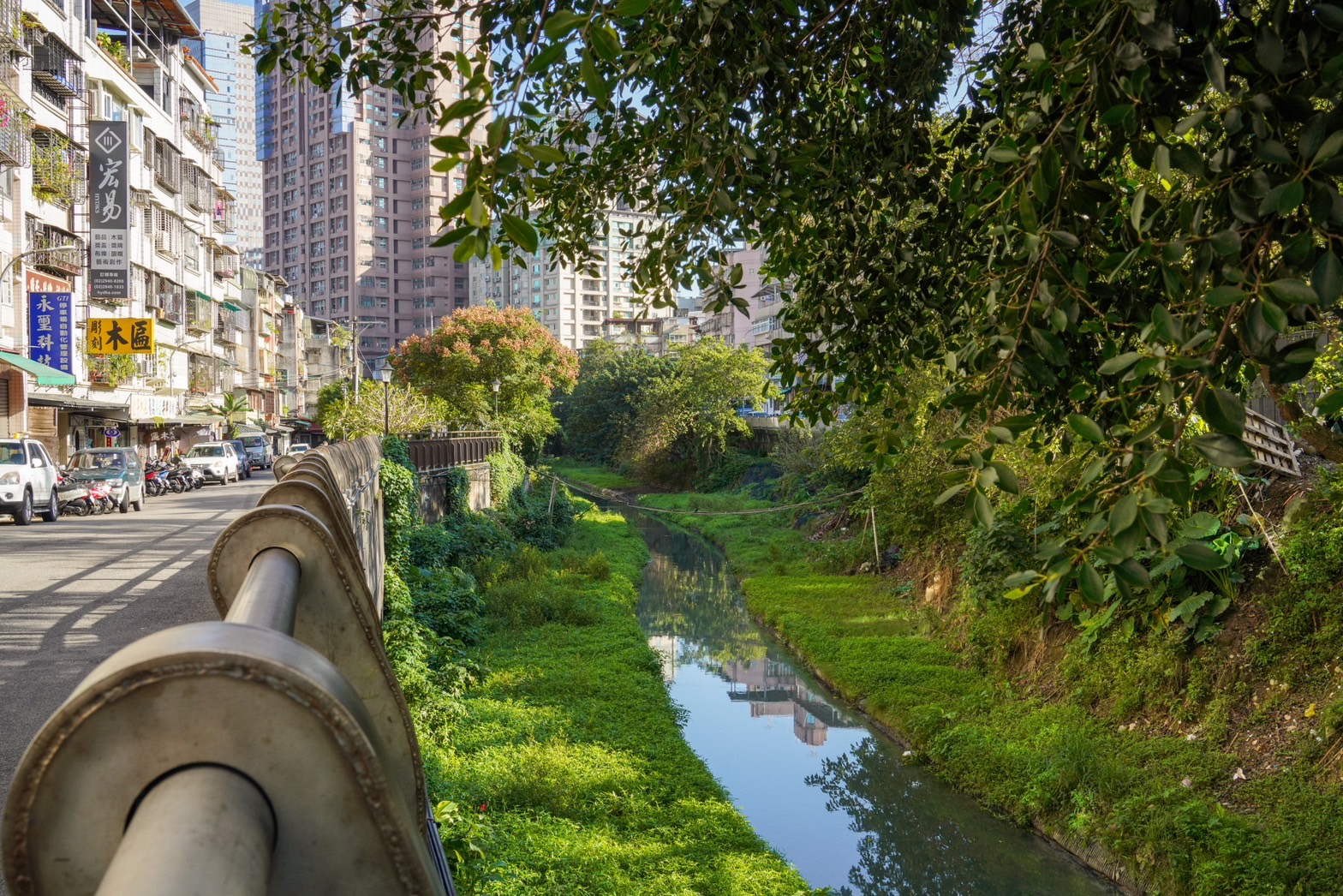 整治後，河道植生過濾帶等低衝擊開發措施，除增加基地透水及保水能力，過濾功能降低非點源逕流汙染