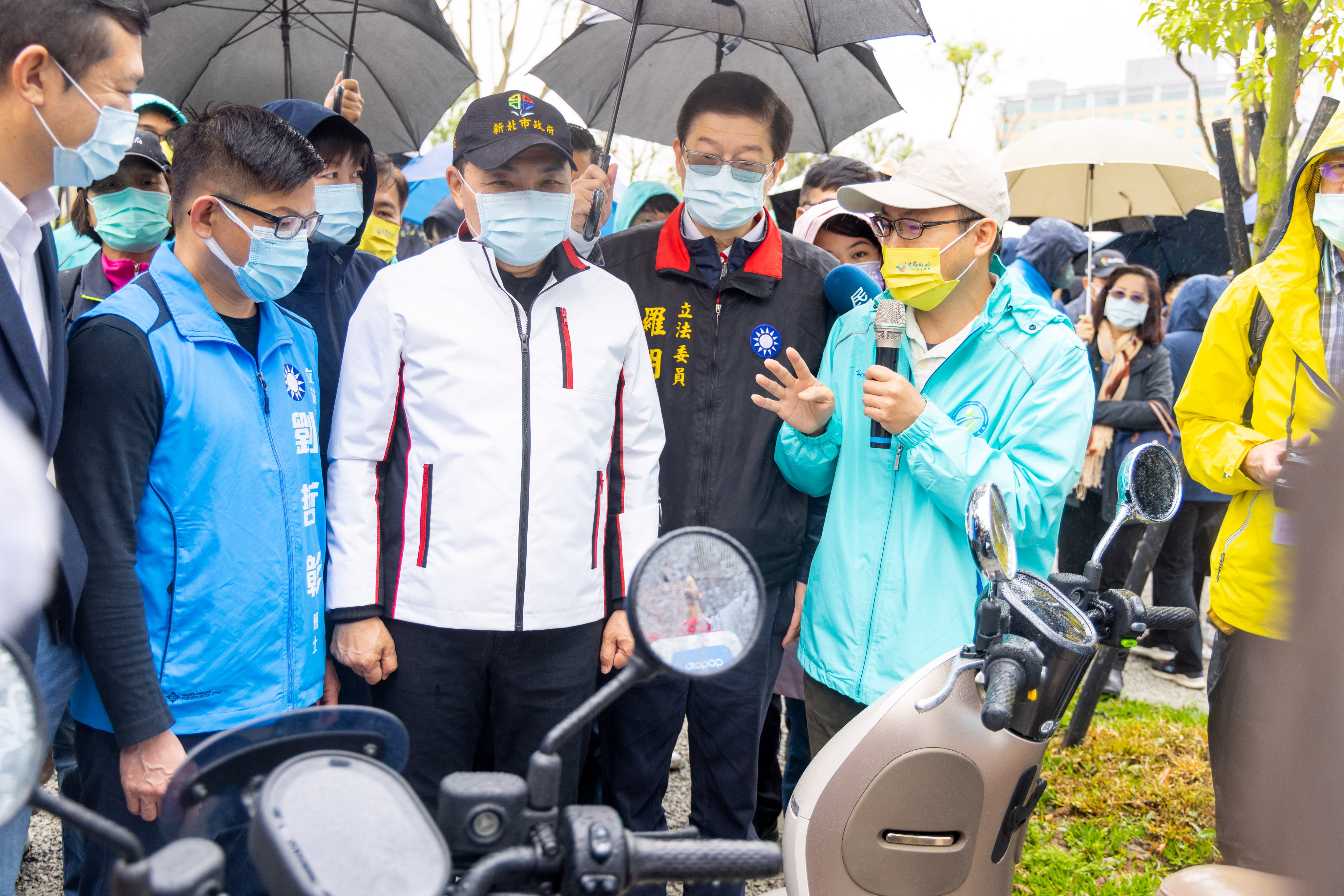 綠湖公園地下停車場全場預留百分之百的電動車充電管路，另設有電動車位、電動機車電池交換站、YouBike租賃站，成為最低碳、最綠能的共享基地停車場