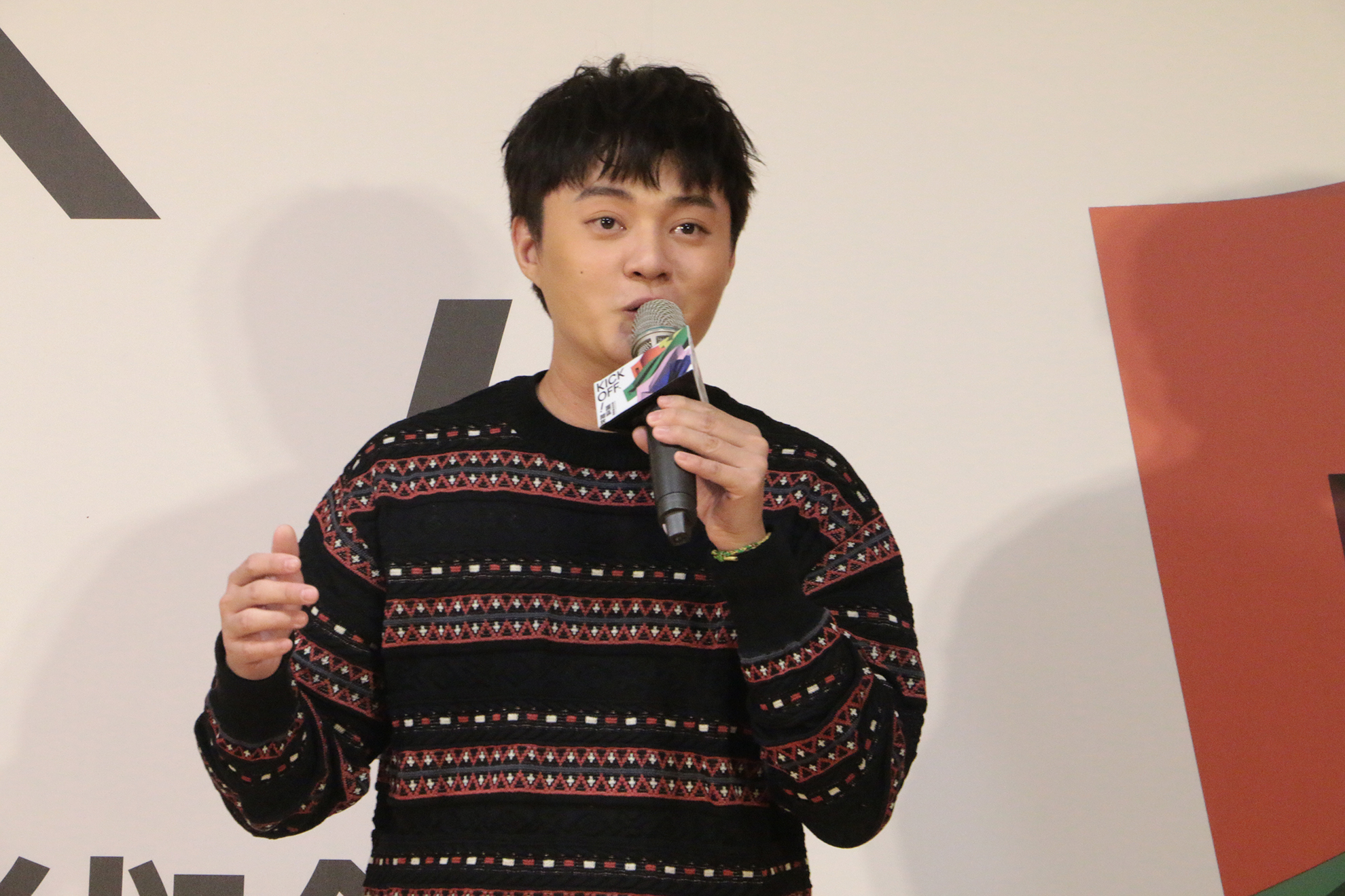 許富凱於記者會現場清唱表演歌曲