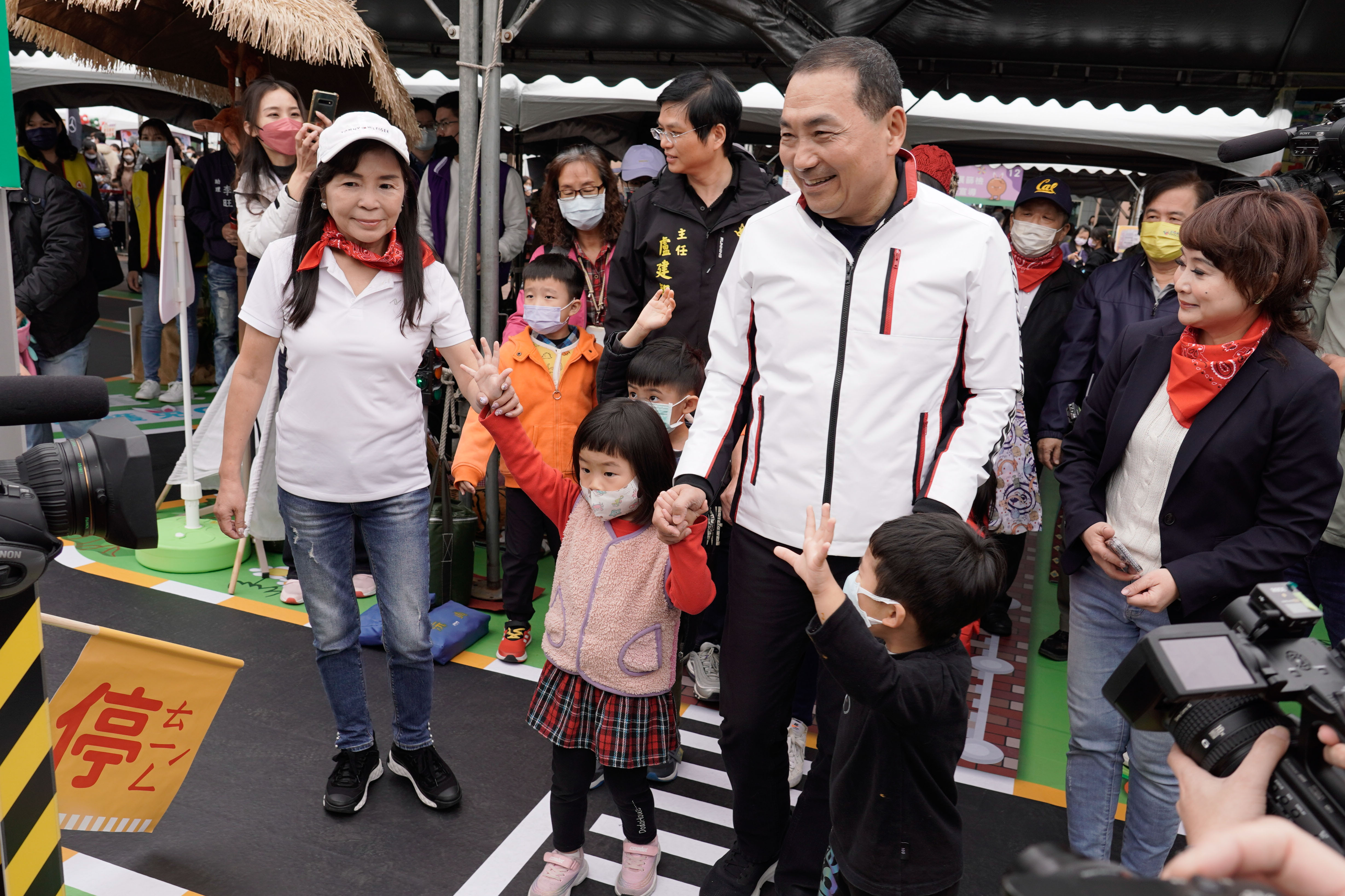 交通安全闖關遊戲  侯友宜與小朋友手牽手安全過馬路