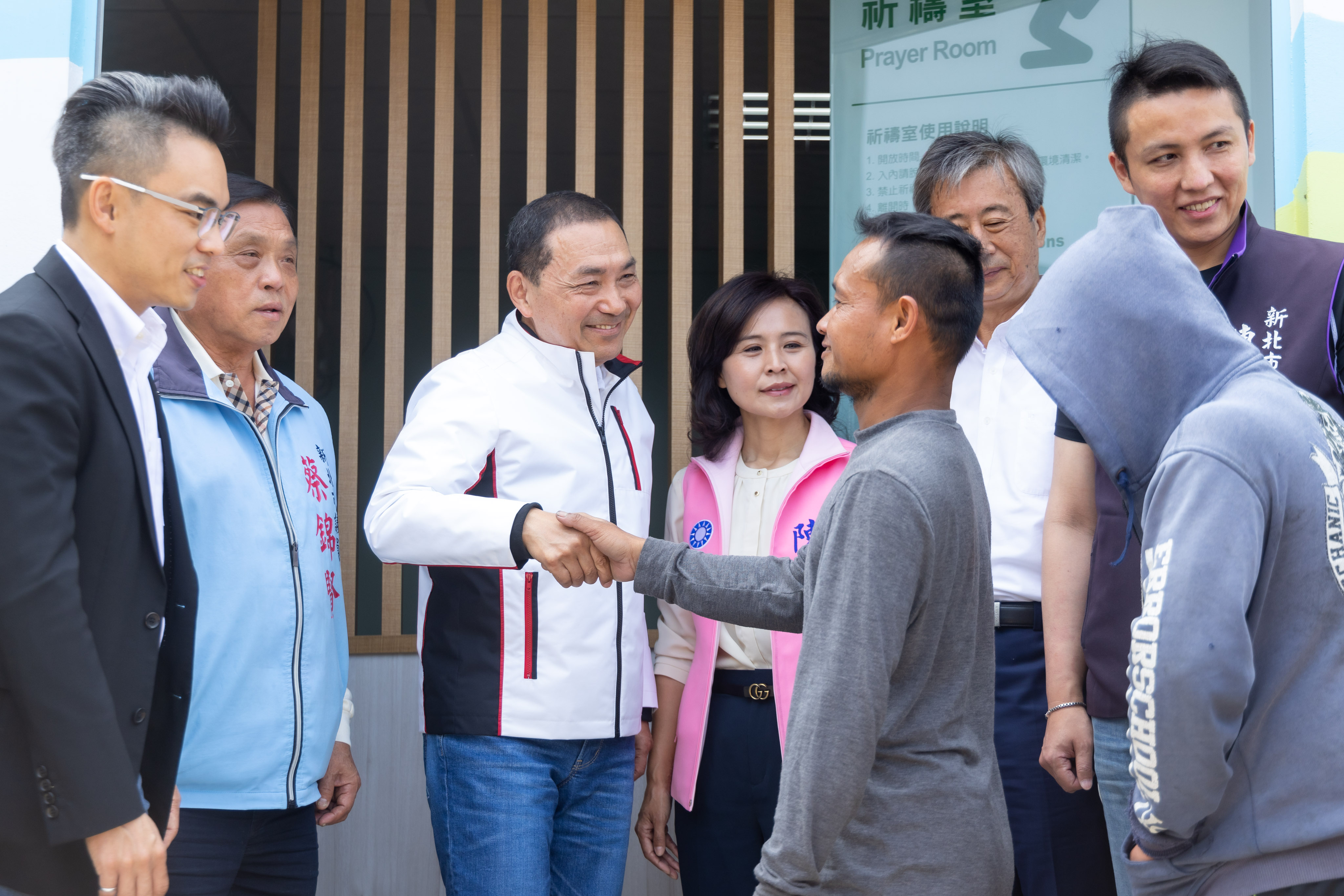 八里下罟子漁港新建漁具倉庫其中一間規劃為穆斯林祈禱室，提供在地辛勤工作的印尼籍漁工心靈寄託的地方