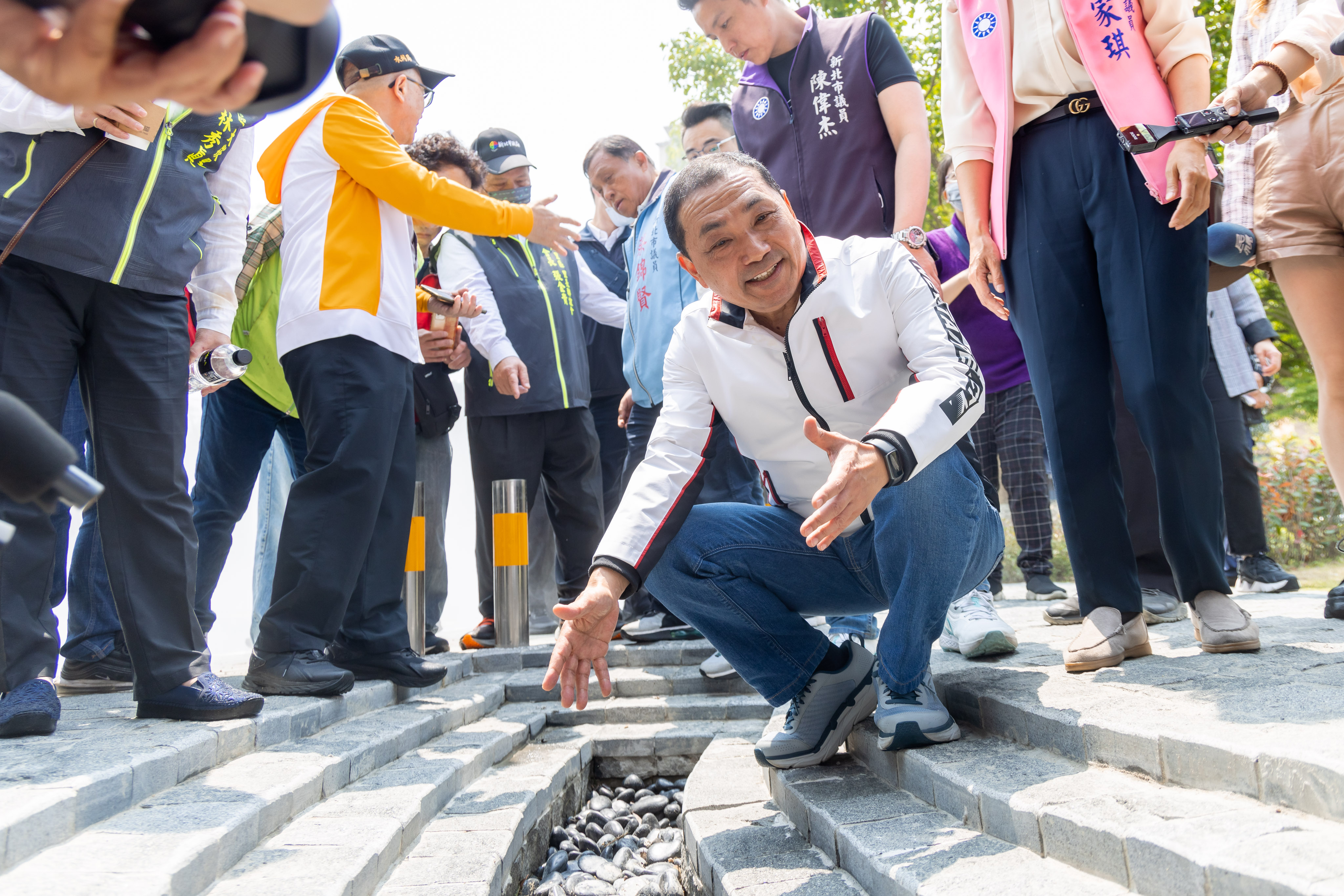 八里左岸漫步廣場佔地近2.2公頃，以既有的丘、谷、林、碉堡、海潮等元素打造10處特色亮點