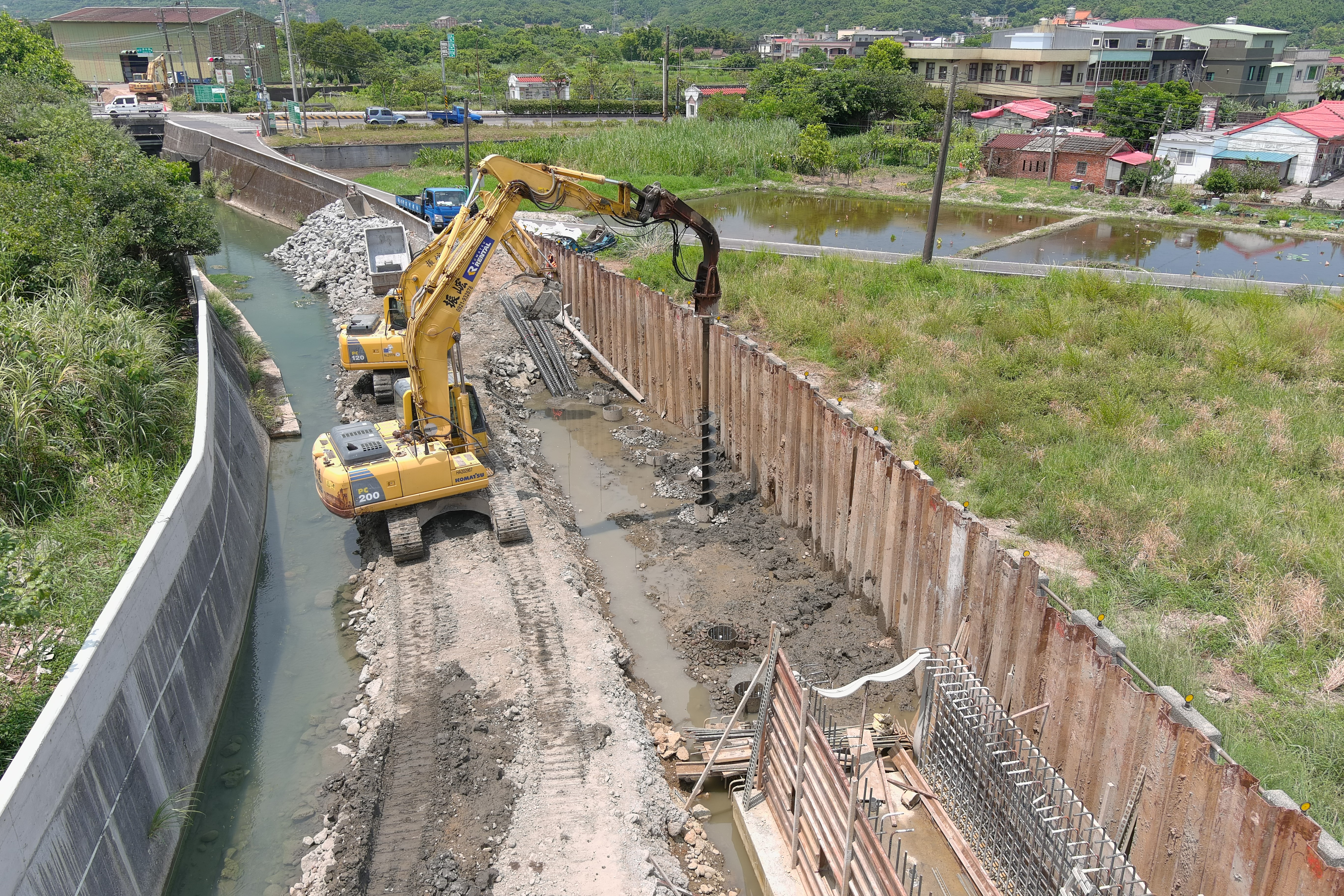 新設疏洪箱涵位於既有防汛道路下方，考量車行承載基礎採鑽掘樁方式施工