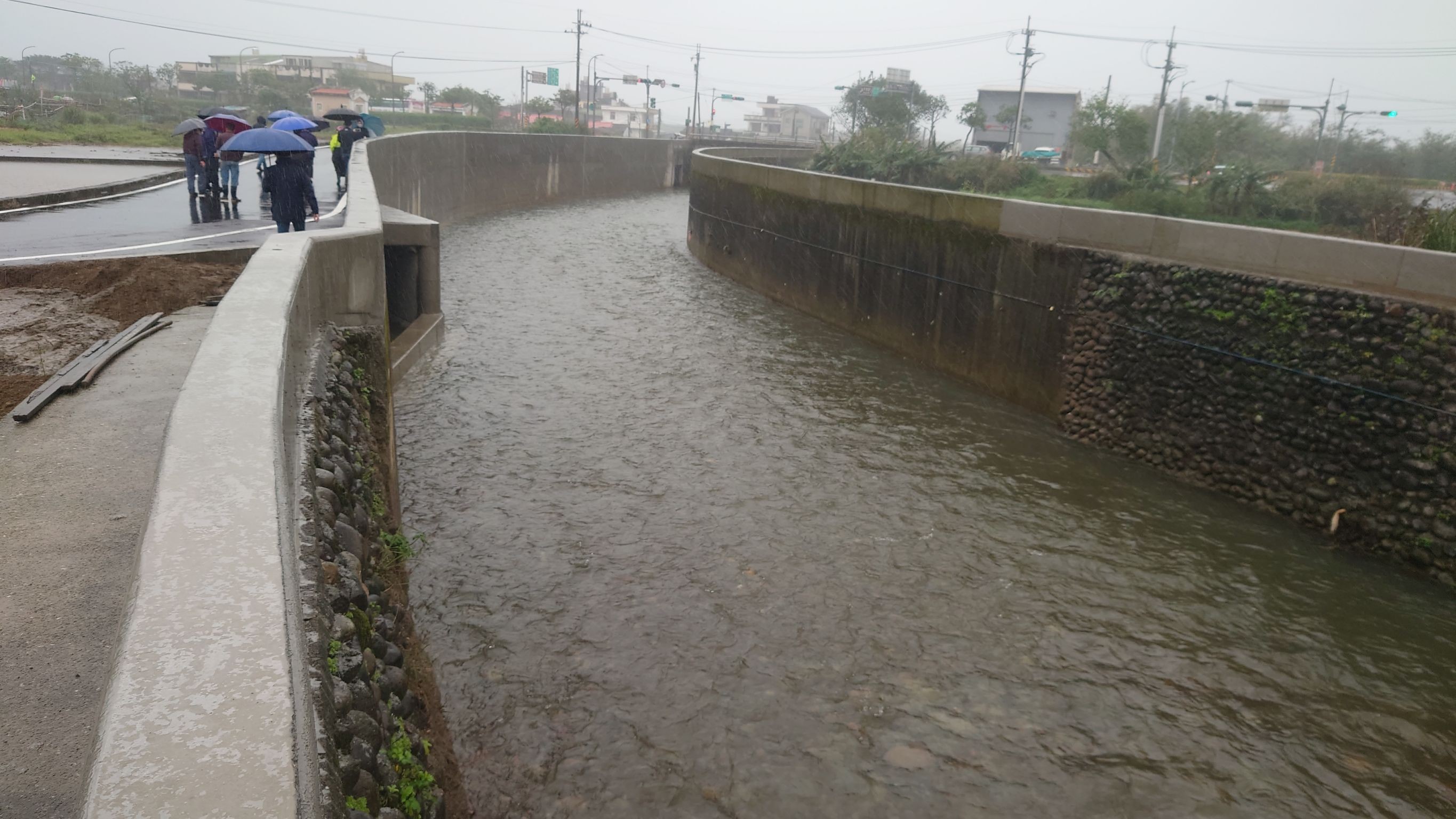 上游疏洪箱涵開孔可於強降雨來臨時將溪水導入疏洪箱涵引流排放至清水橋下游