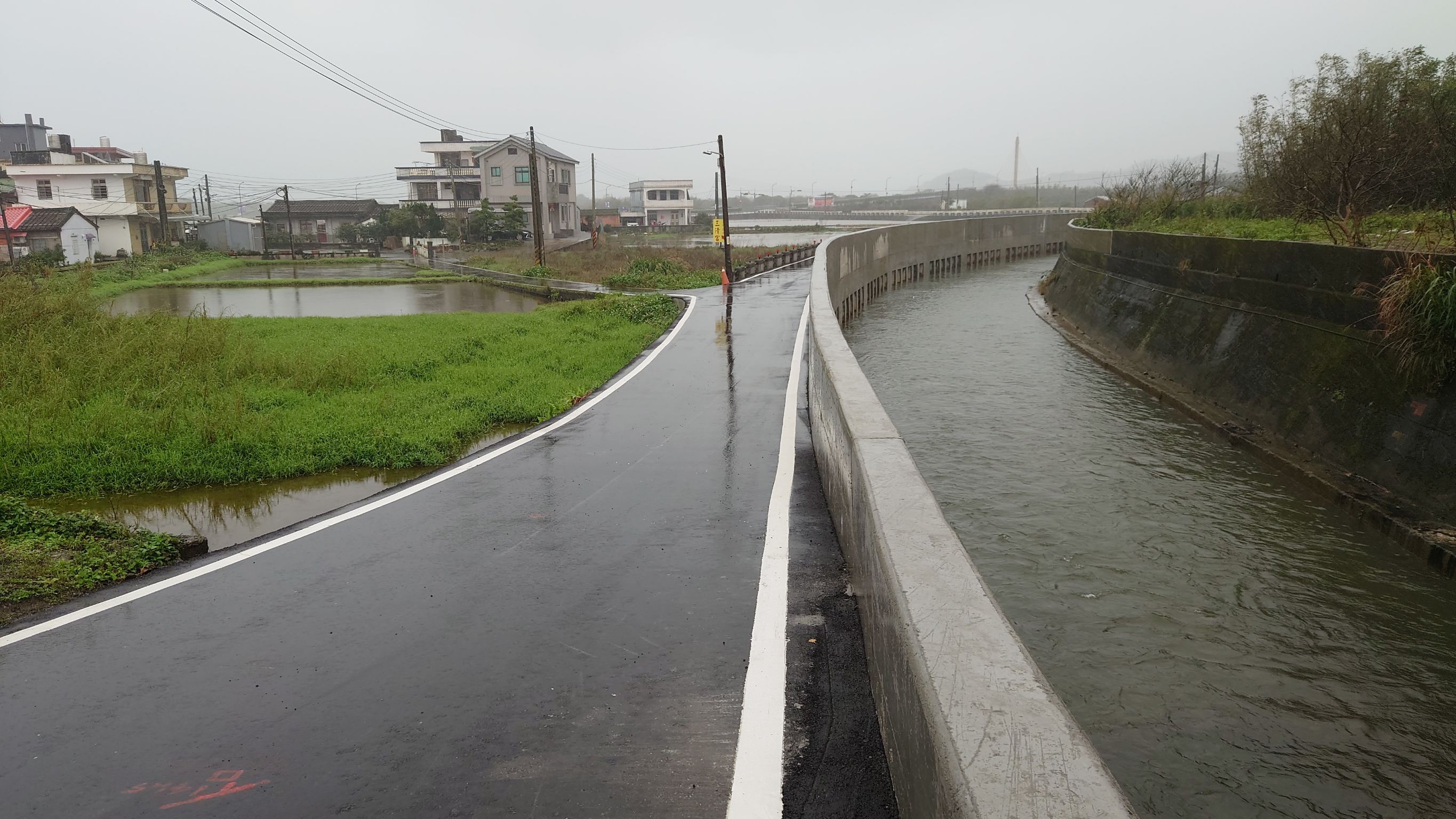 於既有道路下方增設疏洪箱涵擴大通洪斷面，豪大雨來臨不溢淹