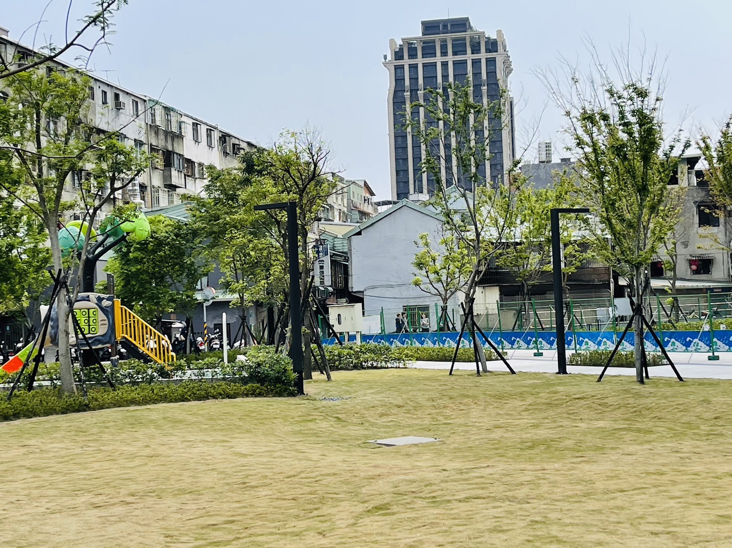 大仁公園中央大草皮內設有雨水積磚，擁有滯水防洪特性。
