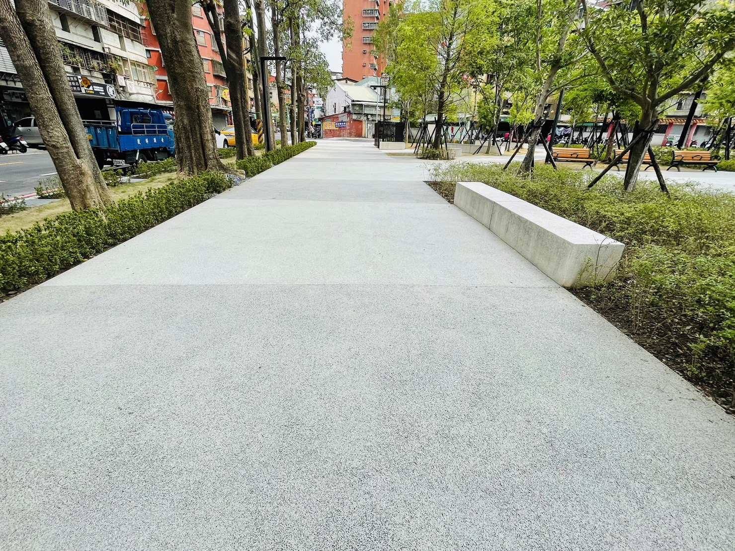 公園內也設有寬廣步道，提供民眾遊憩休閒的好去處.