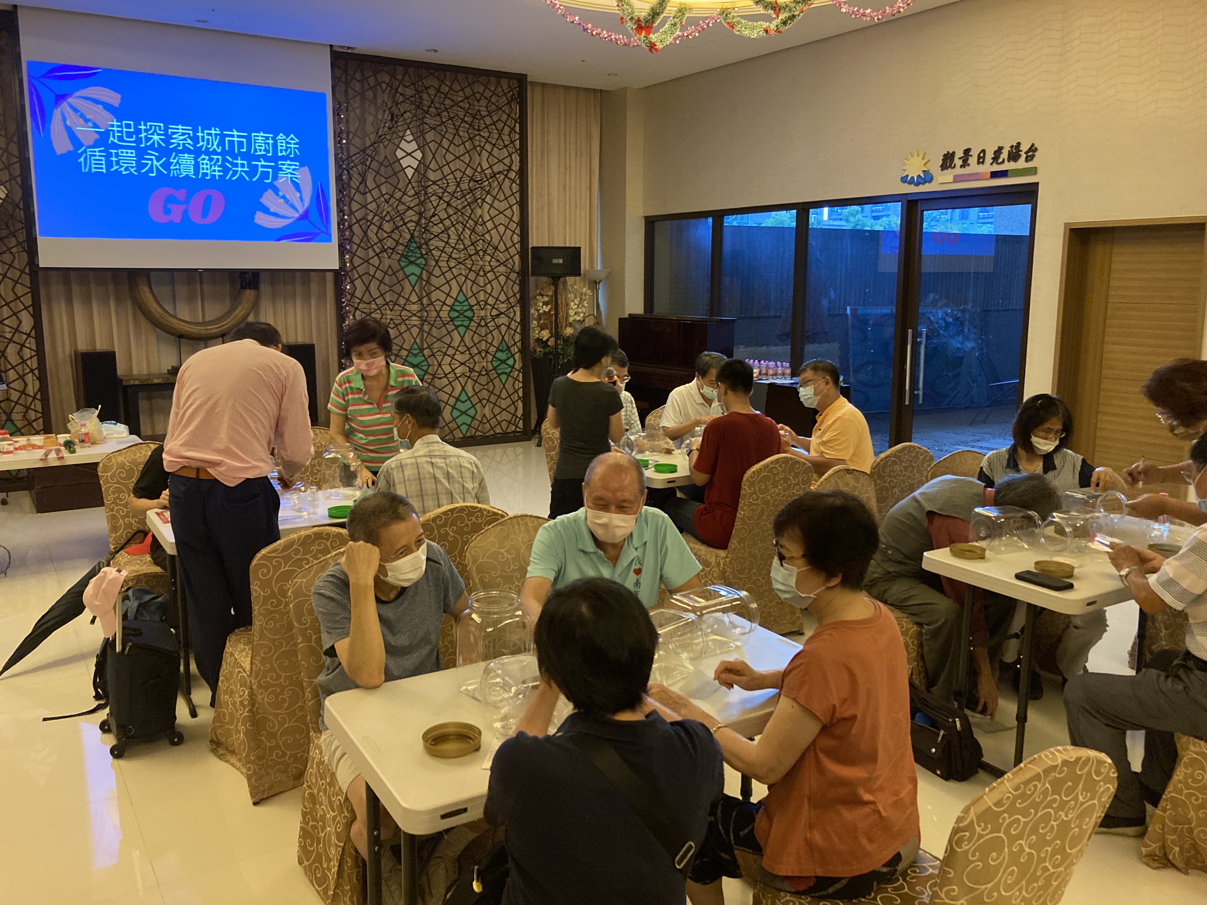 製作黑水虻的家，將透明塑膠罐切割一個大洞，再貼上紗窗網，讓黑水虻可以呼吸