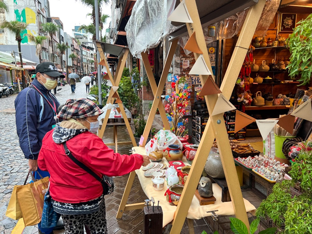鶯歌老街辦理市集活動，帶動商圈消費人潮 (圖為2022鶯歌嘉年華)