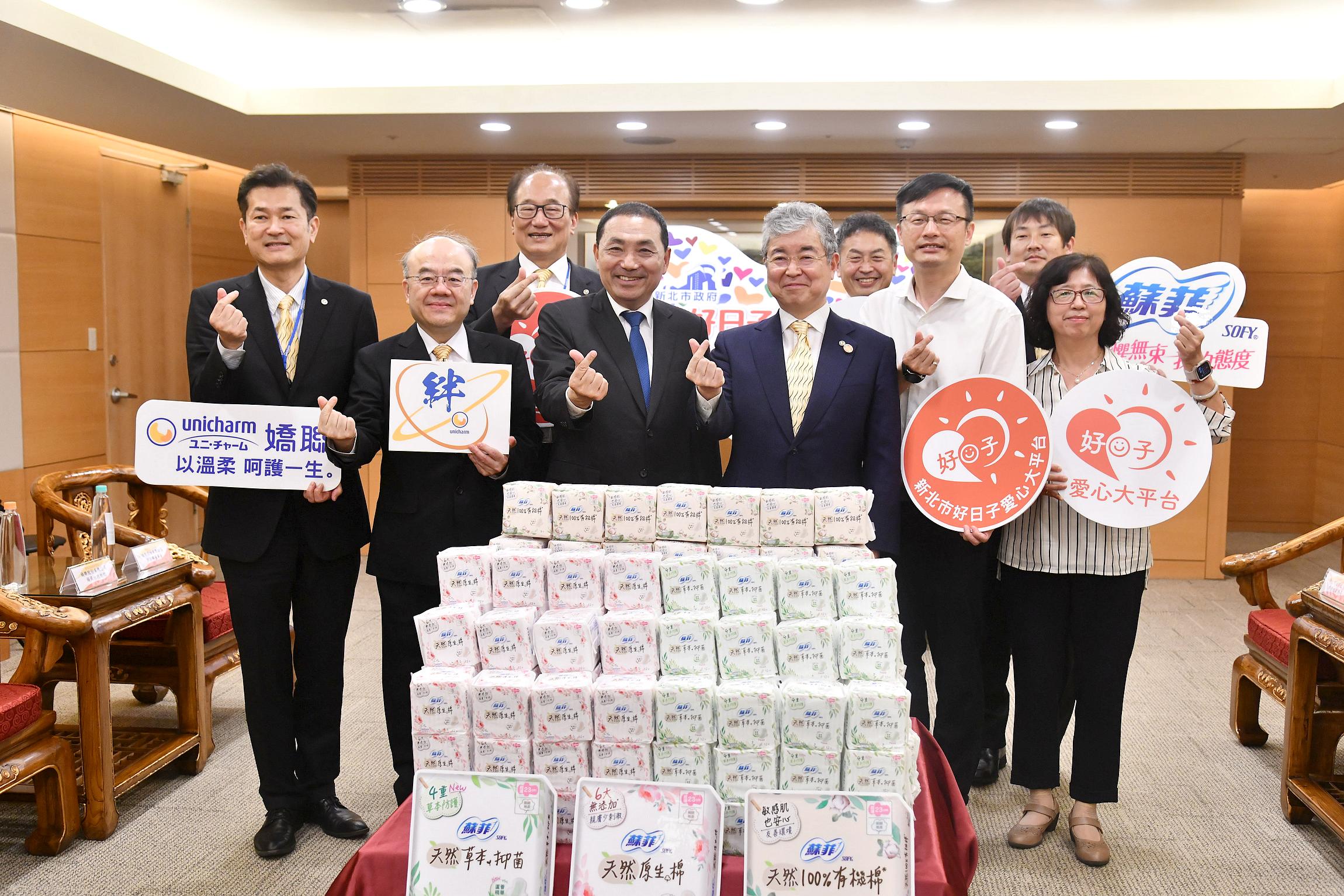 嬌聯股份有限公司12日由日本總公司社長高原豪久特率領公司團隊至市府拜會，並捐贈市值250萬元的女性生理用品、嬰幼兒及成人紙尿褲