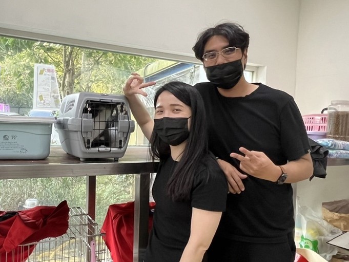 照顧2個月後牠也越來越健康，親人的個性也讓認養人十分喜愛，順利被認養