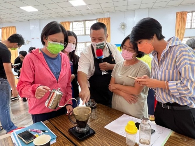 《職人系列-餐飲品味課程》以理論結合動手實作，課程自去年開辦以來就廣受好評