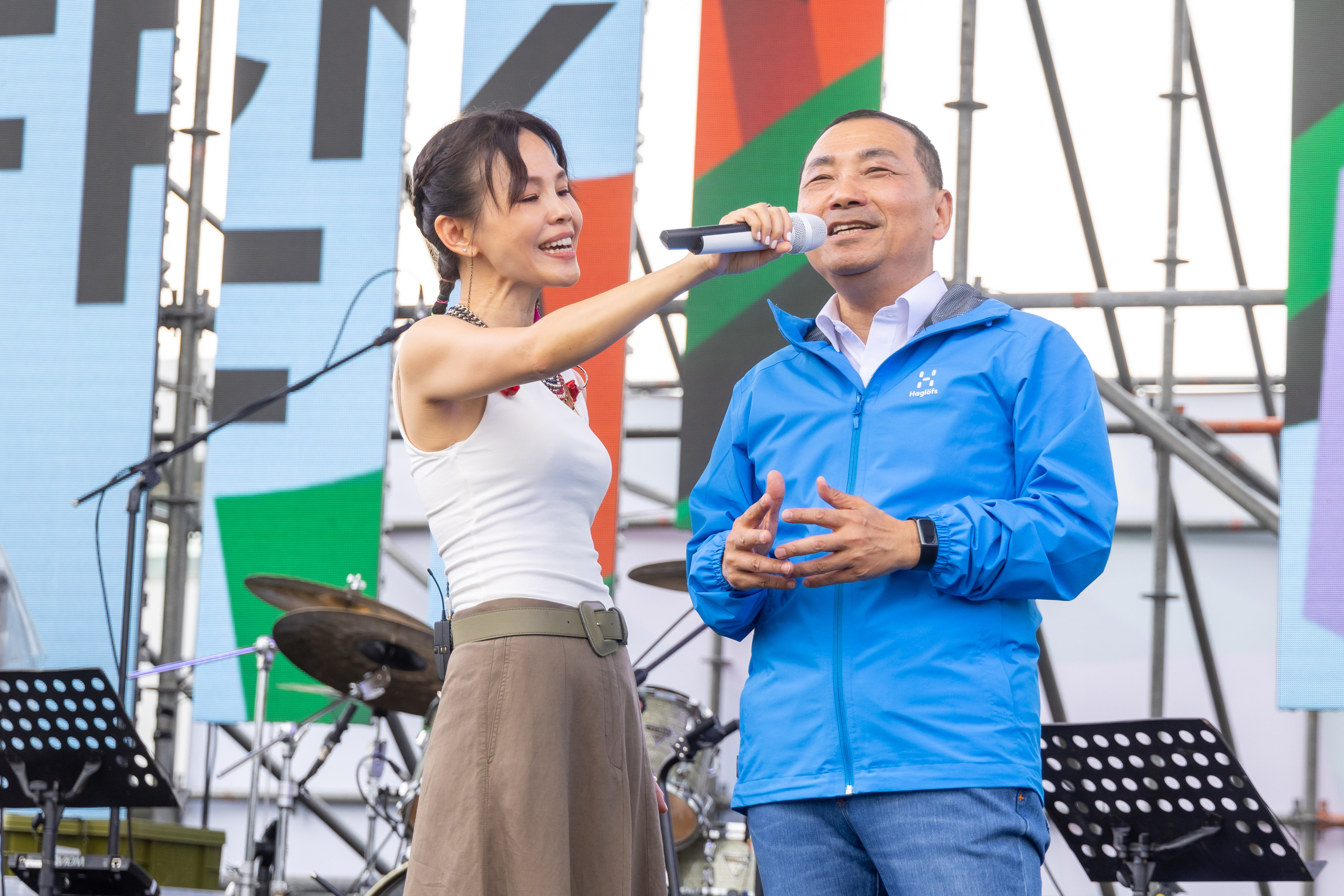 新北市美術館園區開放《遇見新美》草地音樂會，侯友宜市長與女歌手彭佳慧高歌一曲