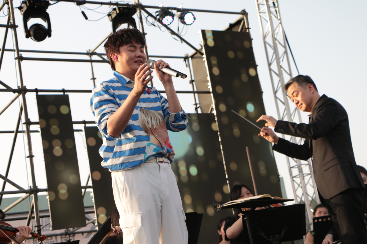  金曲歌王許富凱與新北市交響樂團音樂總監廖嘉弘為現場帶來多首經典歌曲