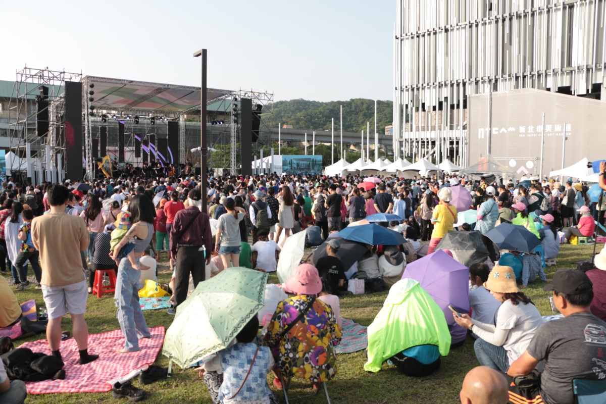  眾多民眾前來新北市美術館參與開園活動