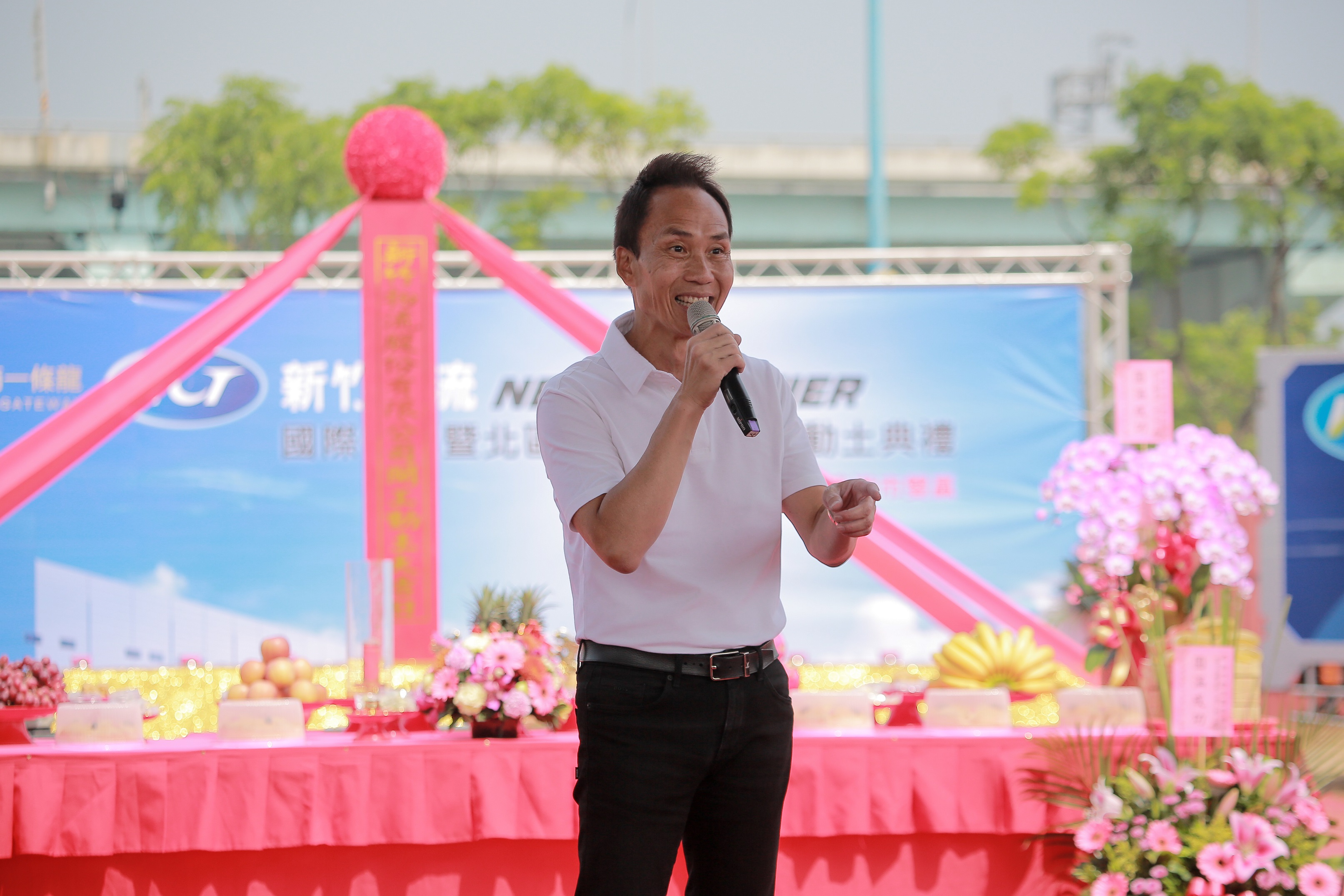 新竹物流許育瑞董事長表示，將結合自動化、智慧、節能及淨零碳排放等，規劃冷鏈物流、醫藥物流、跨境電商及北區轉運中心，建構完整供應鏈物流，每年約可減少1萬趟次物流車。