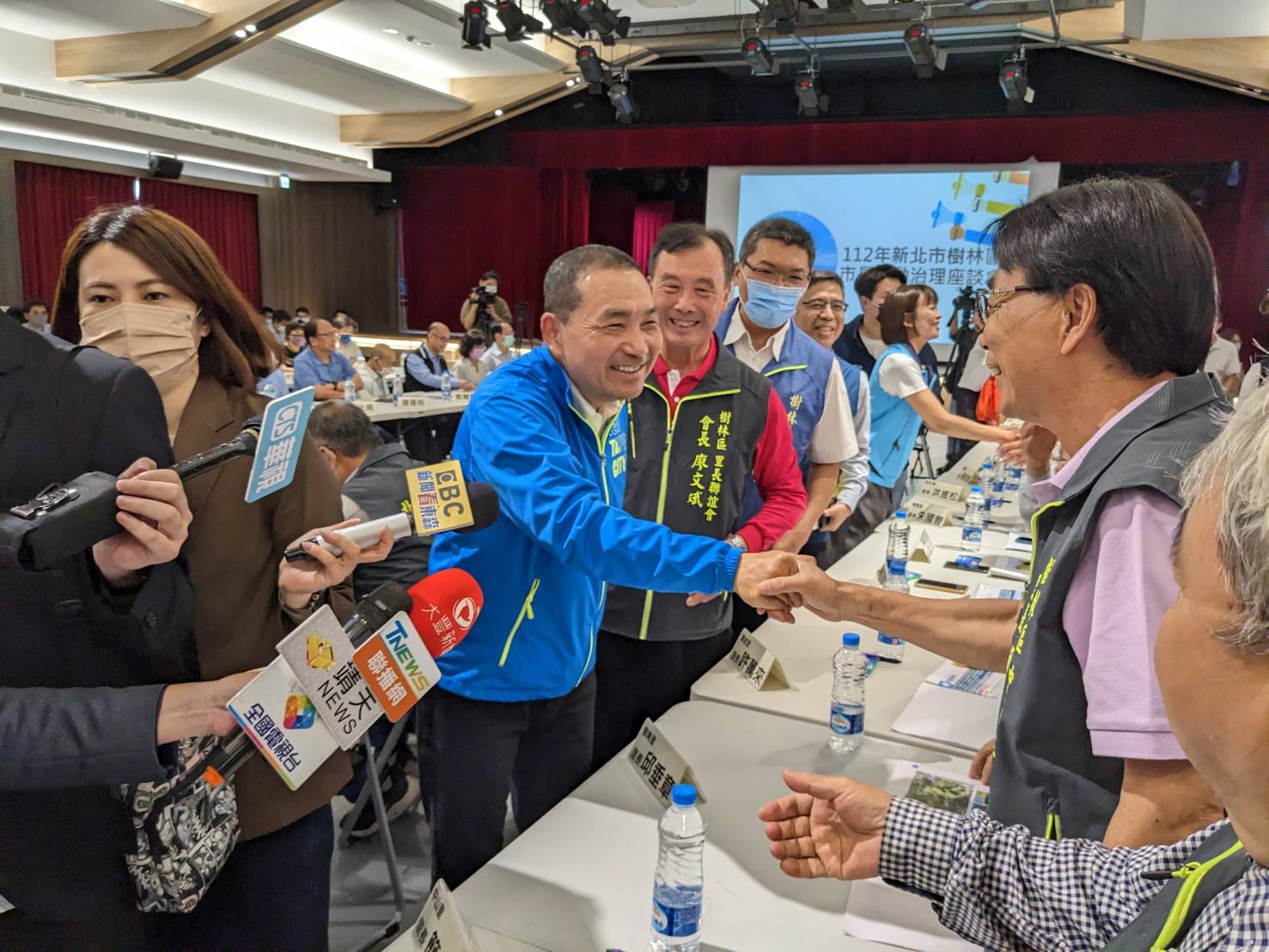 侯市長向與會里長致意