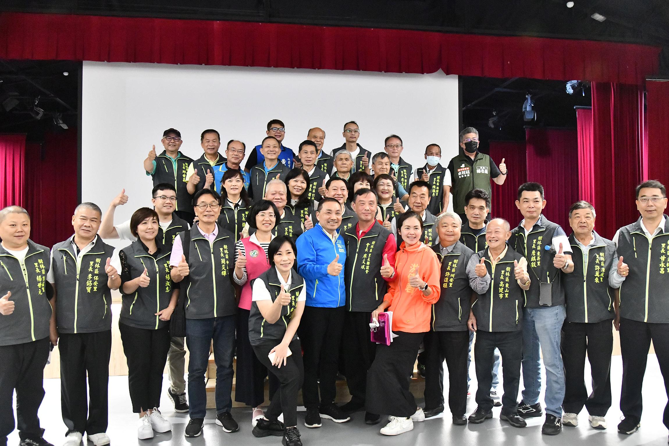 新北市長侯友宜今(17)日下午率各局處首長前往樹林區與里長進行座談。