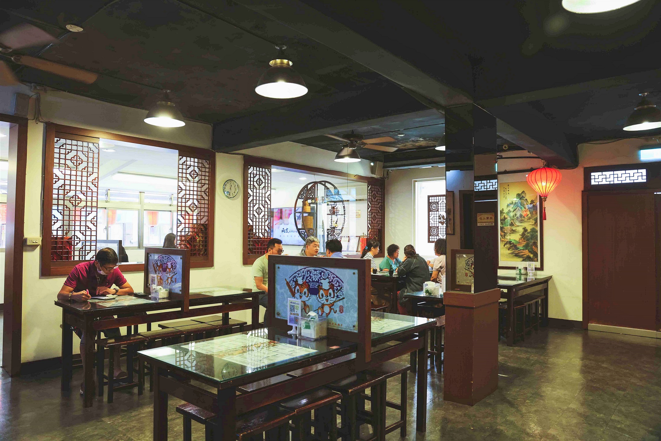 兩支北方麵食館店內明亮舒適，精緻古典木窗花配上紅澄澄的燈籠，打造古色古香的用餐環境