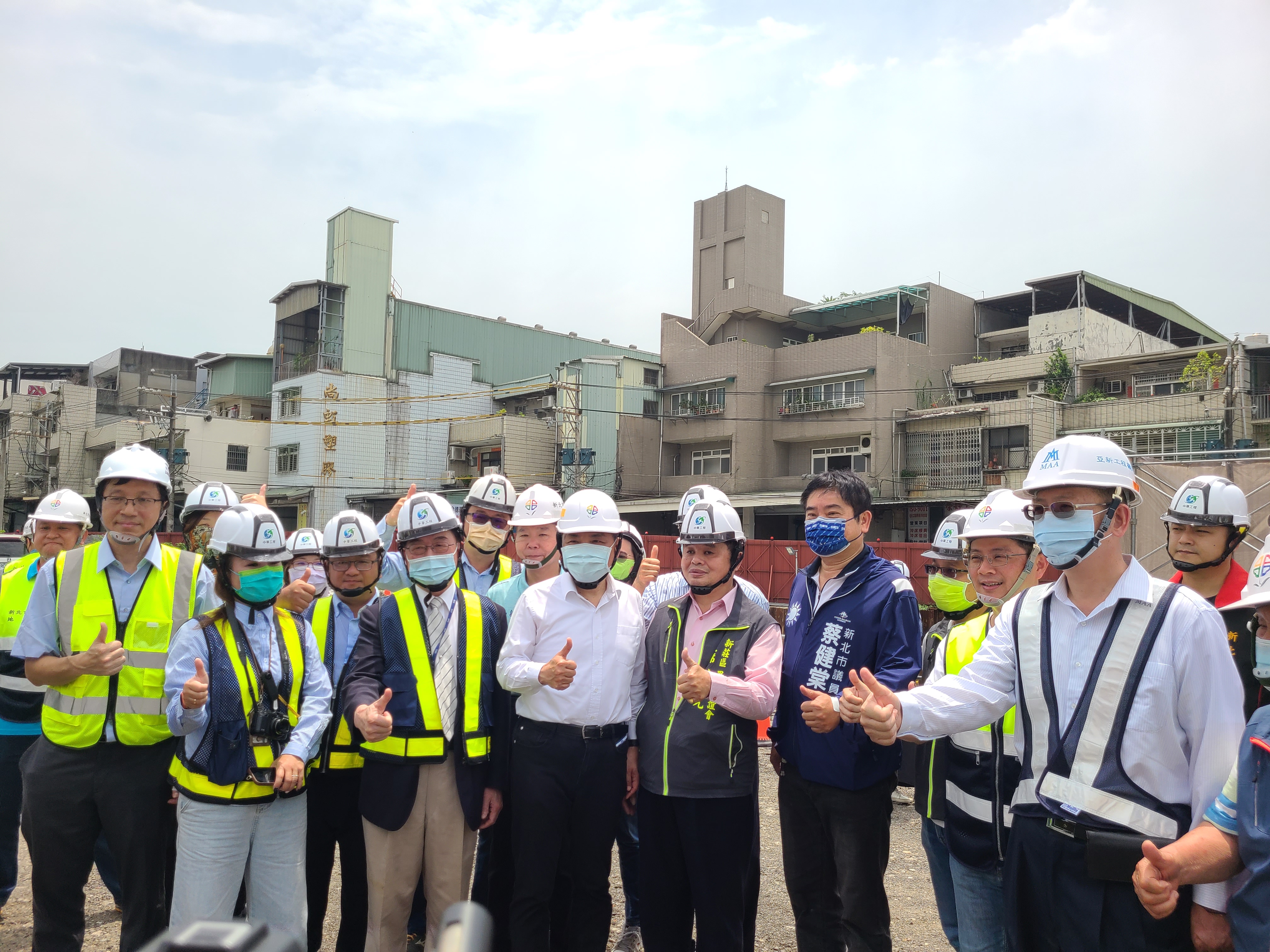 新北市長侯友宜慰勉施工團隊的辛勞，與大家一同合影。新北市地政局提供