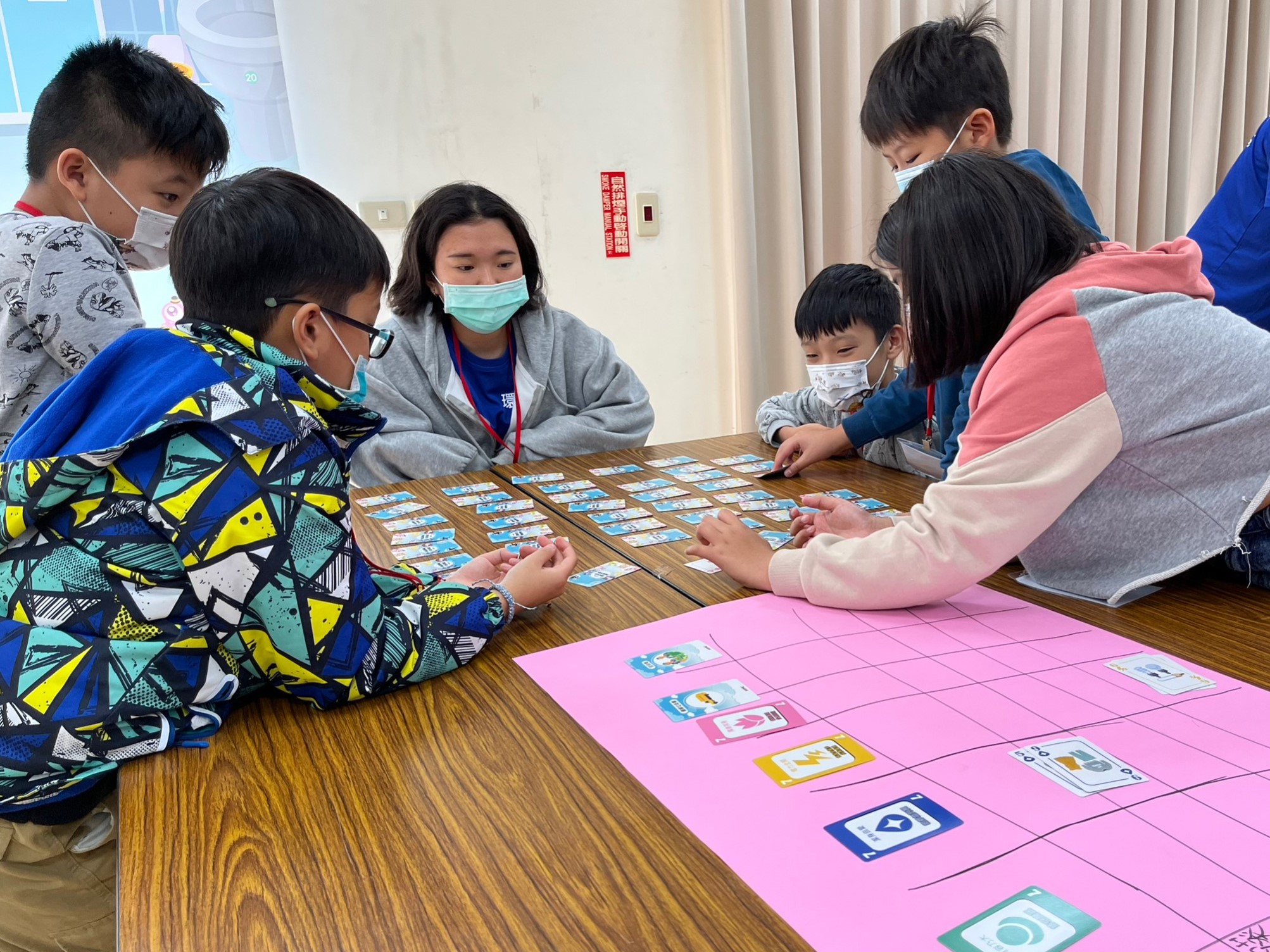 2.學員透過互動桌遊了解許多環保知識