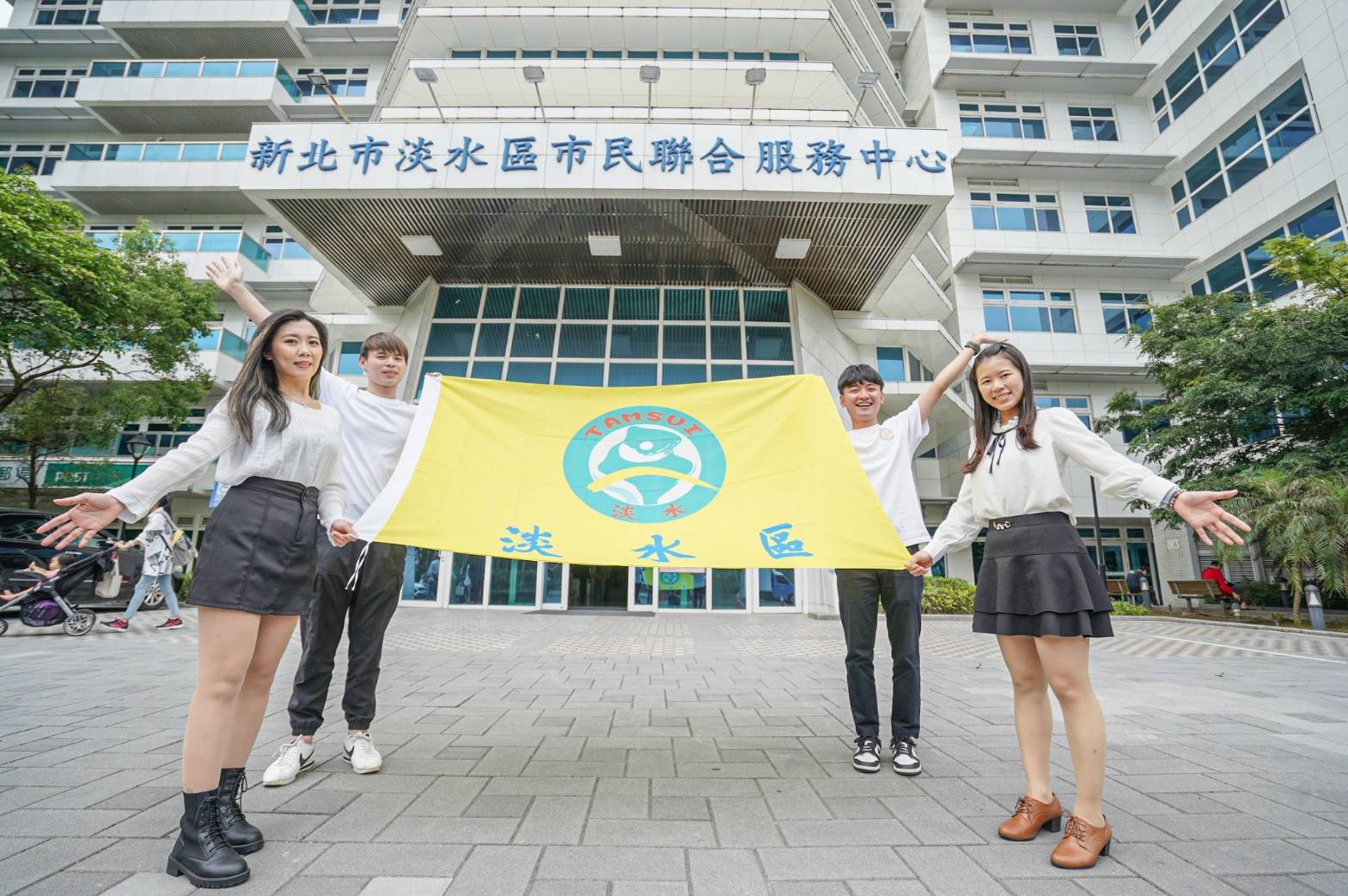 以淡水的代表色「淡水青」做為Logo的底色，中文請國內知名書法家張炳煌先生書寫，呈現書法美學 