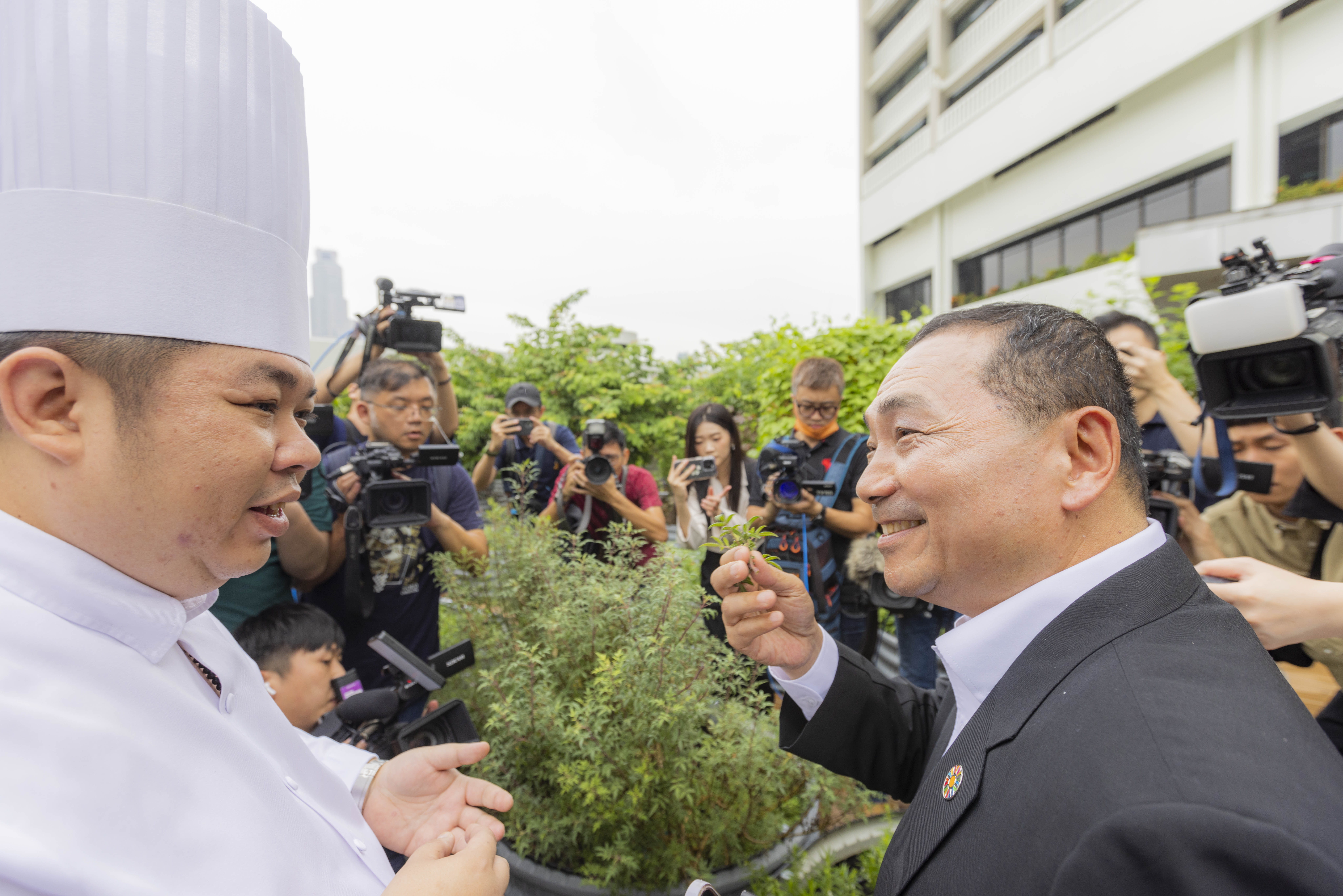 新加坡濱海灣賓樂雅臻選酒店餐廳主廚陳德偉說明永續環保理念