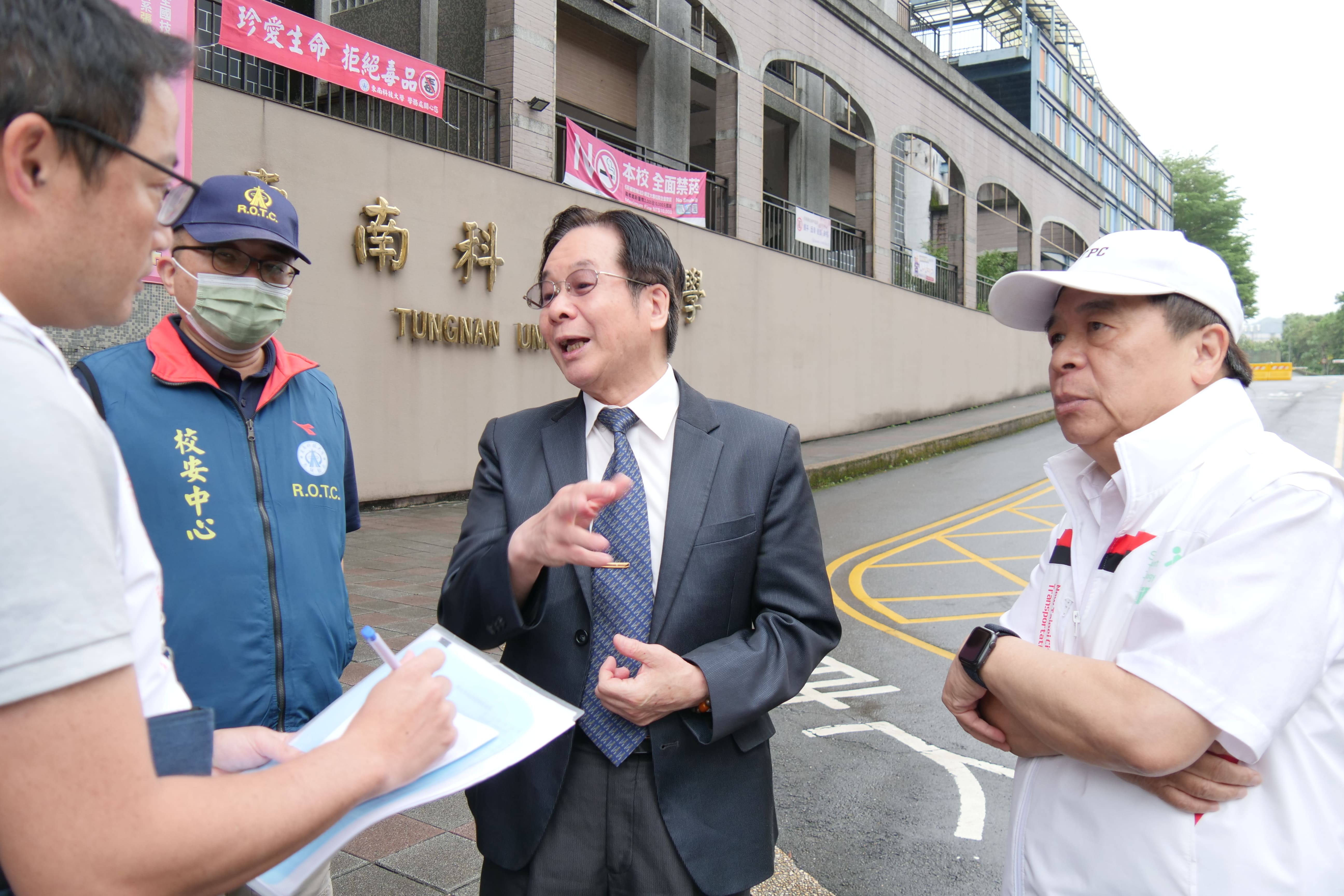 交通局長鍾鳴時（右）與東南科大校長李清吟（中）現場勘查了解學生通學需求