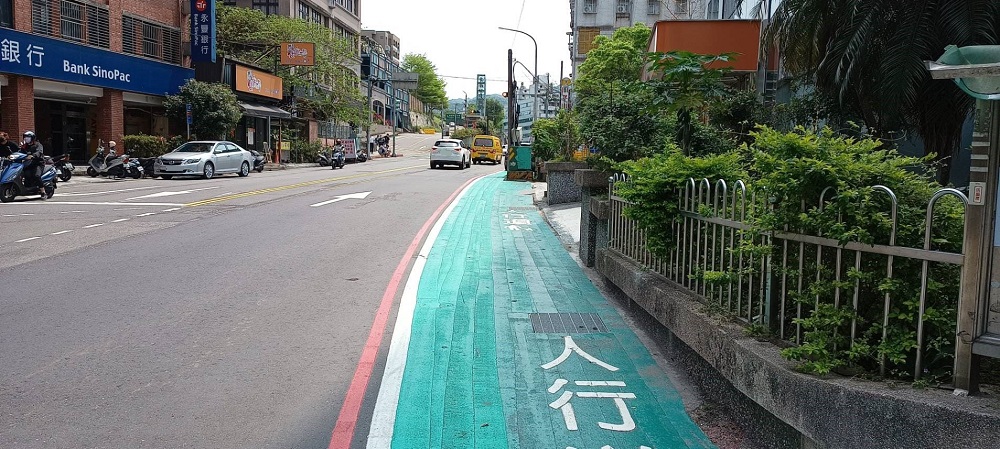 增設北深路3段綠底標線型人行道