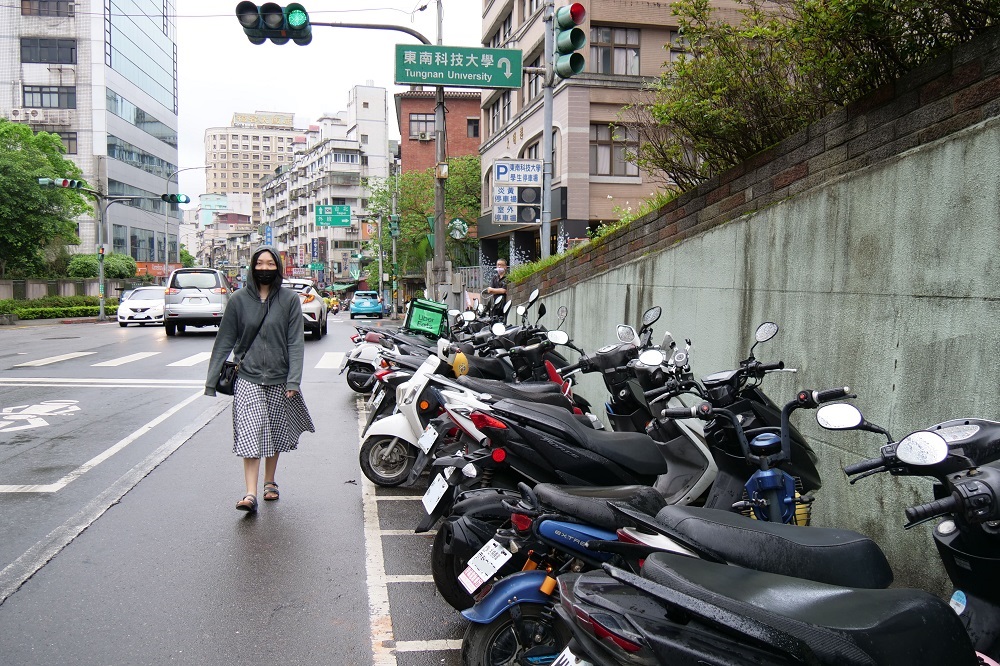 北深路3段北側近東南科大校門口周邊人車混雜情形