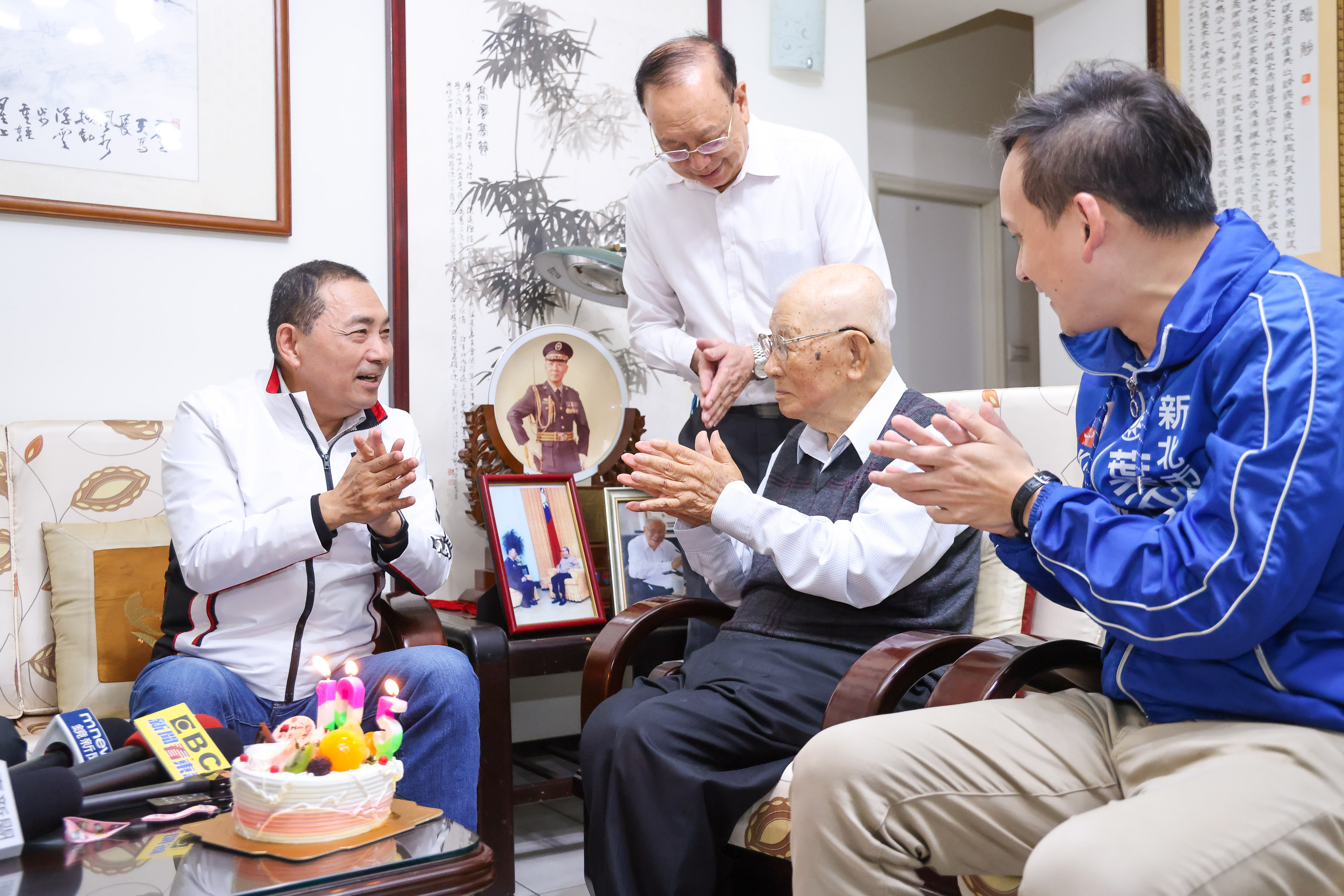 許歷農將軍高齡105歲，侯友宜市長為許將軍祝壽，祝福許老爹永保安康