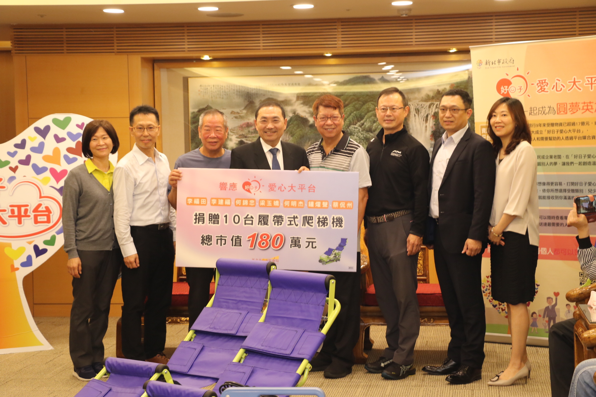 李福田（右4）揪親友團捐贈10台爬梯機
