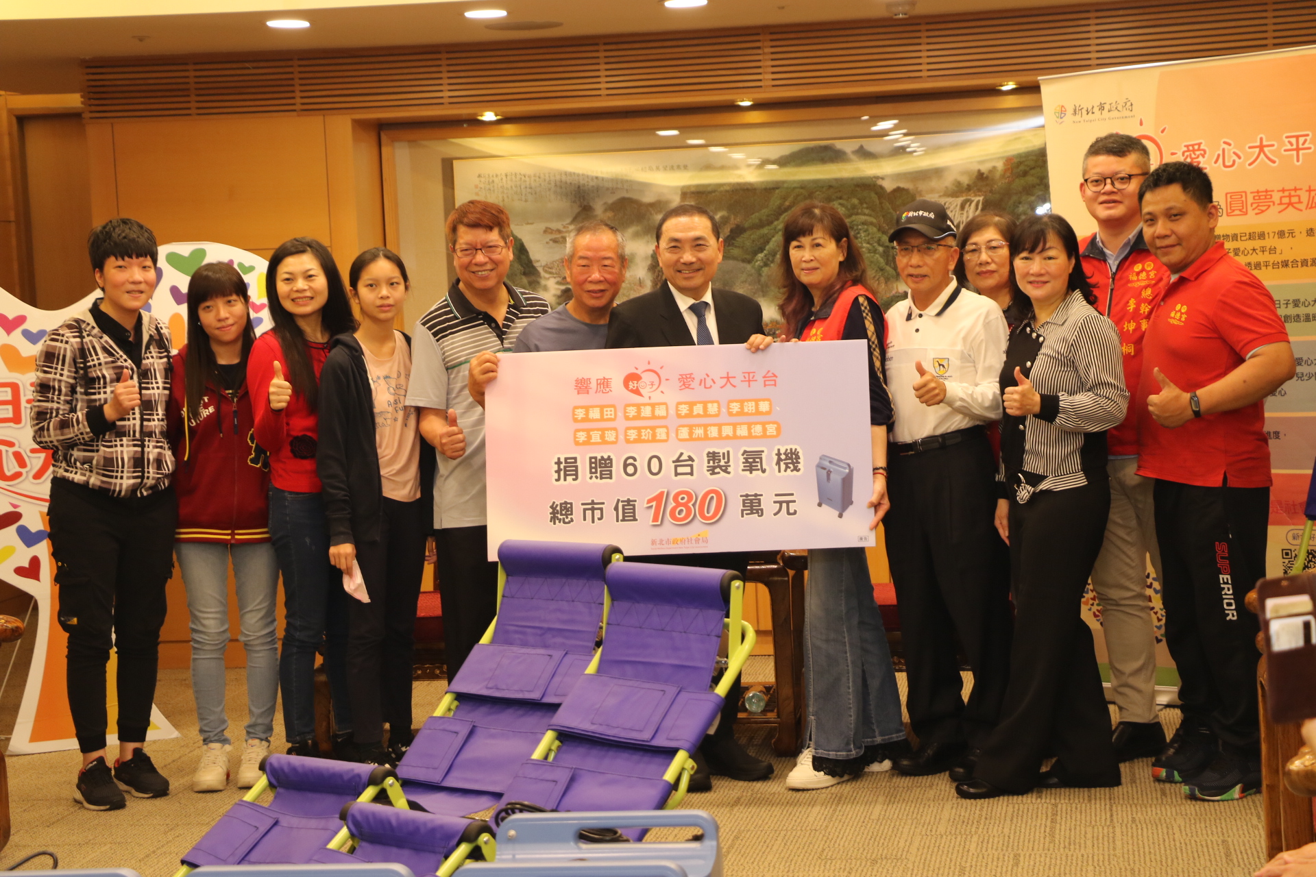 李福田（左5）和蘆洲復興福德宮主委許碧玲（右6）等合捐60台製氧機