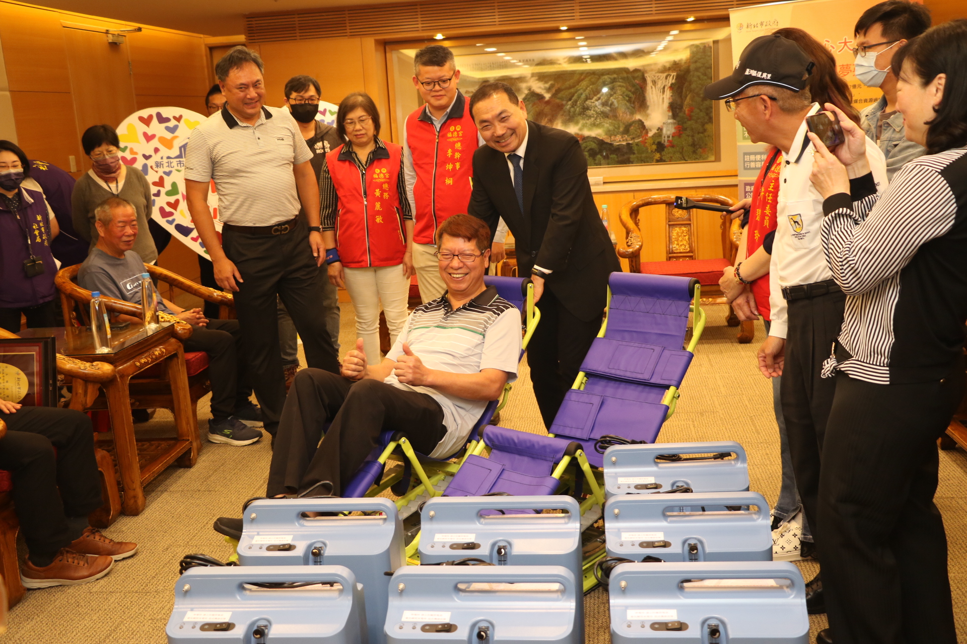 侯友宜親自操作爬梯機