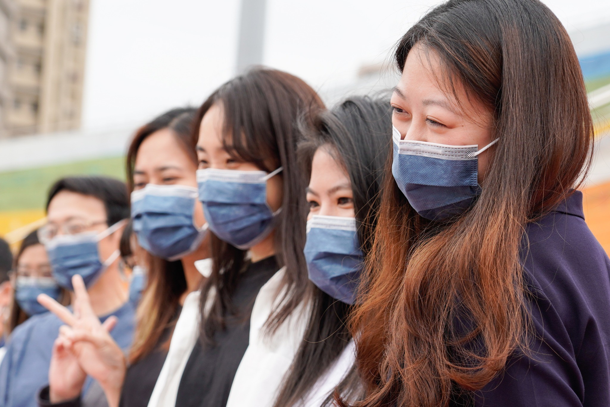 新北市家防中心社工戴上丹寧口罩  響應「國際丹寧日」