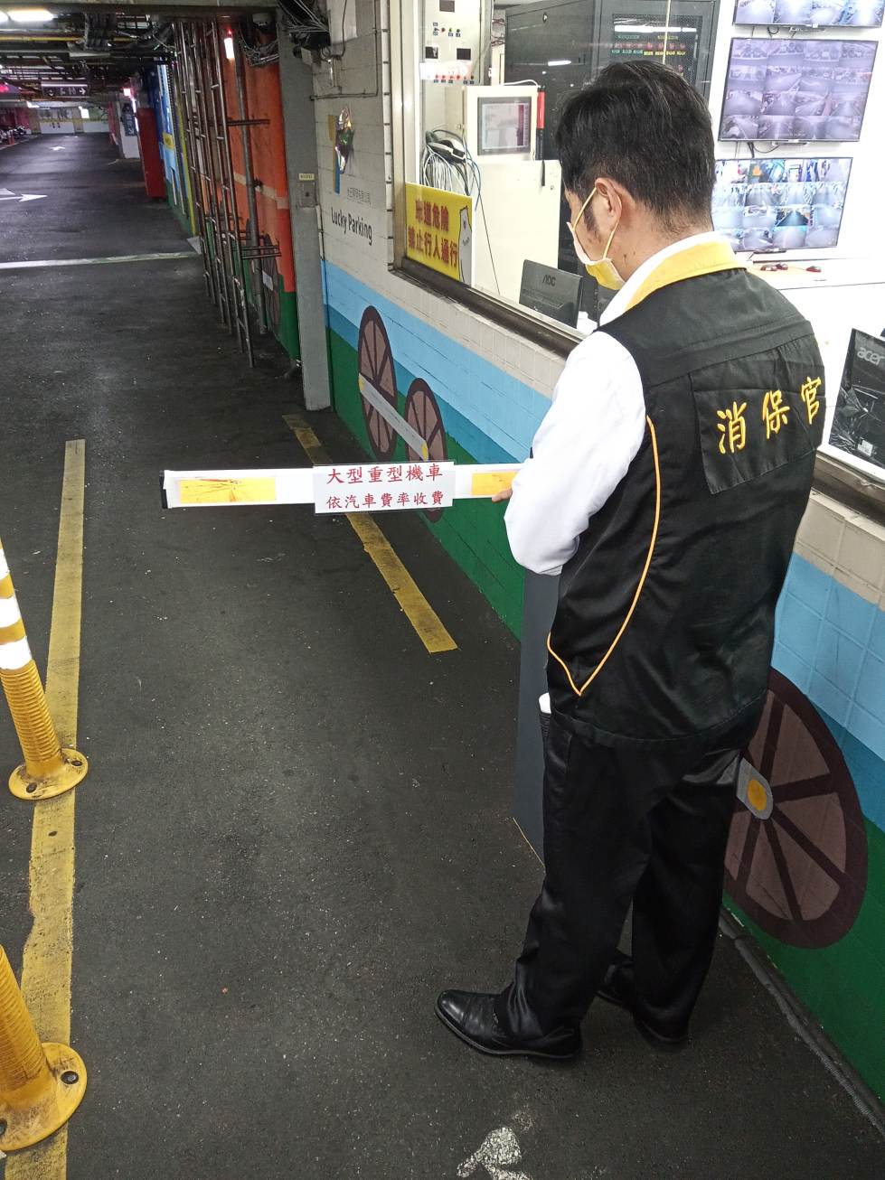 消保官檢視重型機車停車格