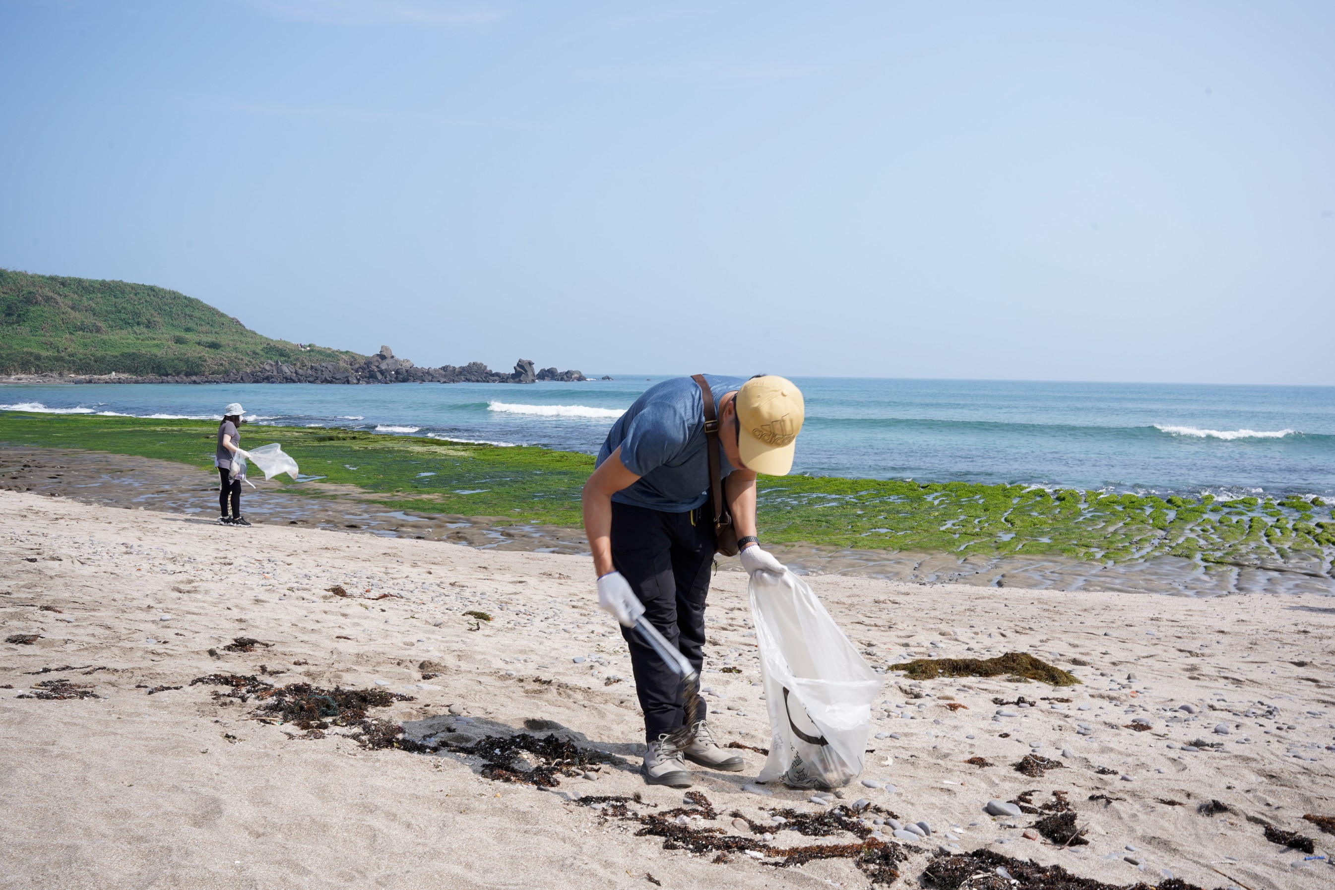 3.民眾在石門老梅綠石槽沙灘清理海岸垃圾