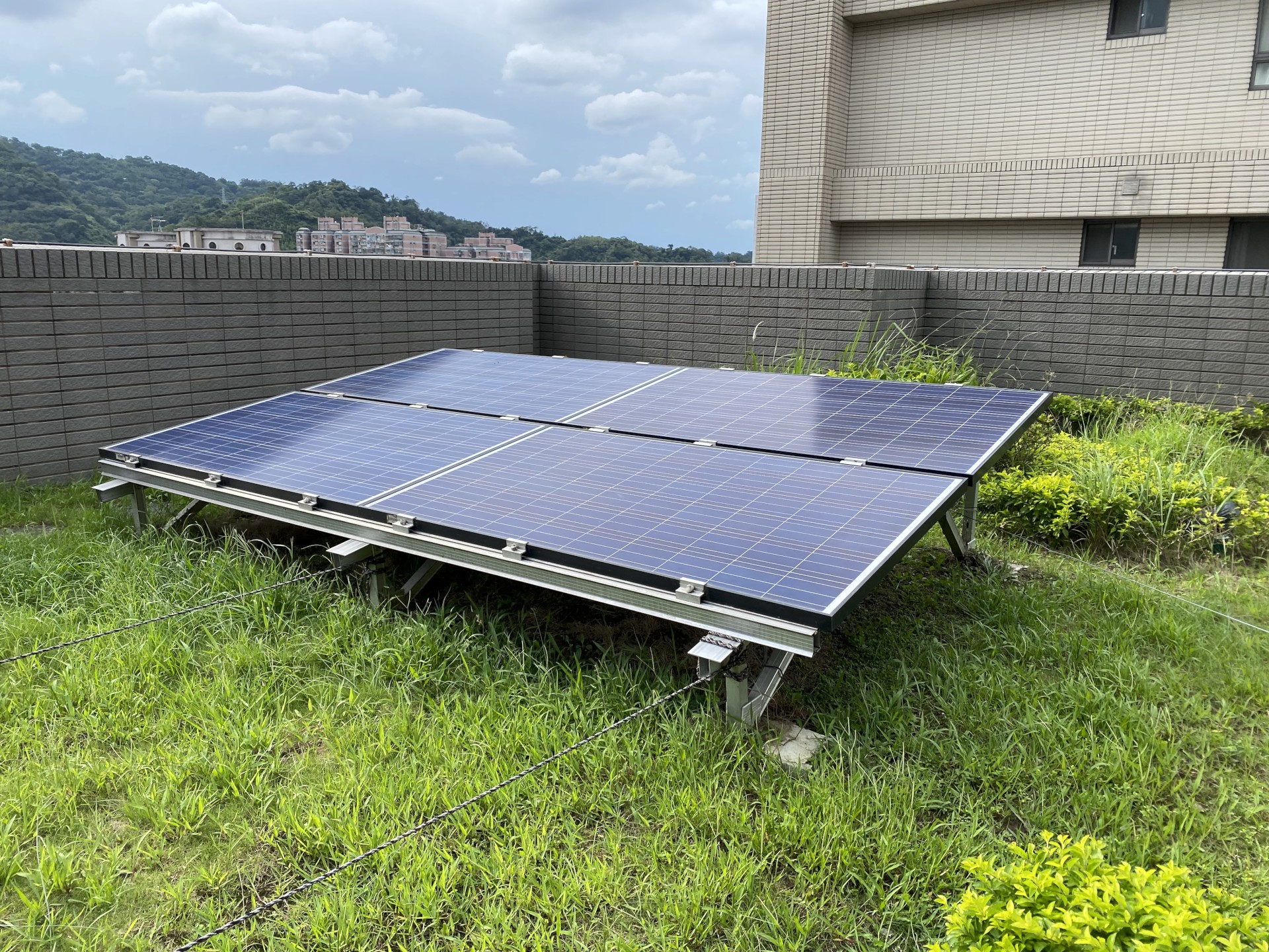 5.將捷家和社區以屋頂綠化降低室內溫度，加上太陽能板發電，節省夏季電費