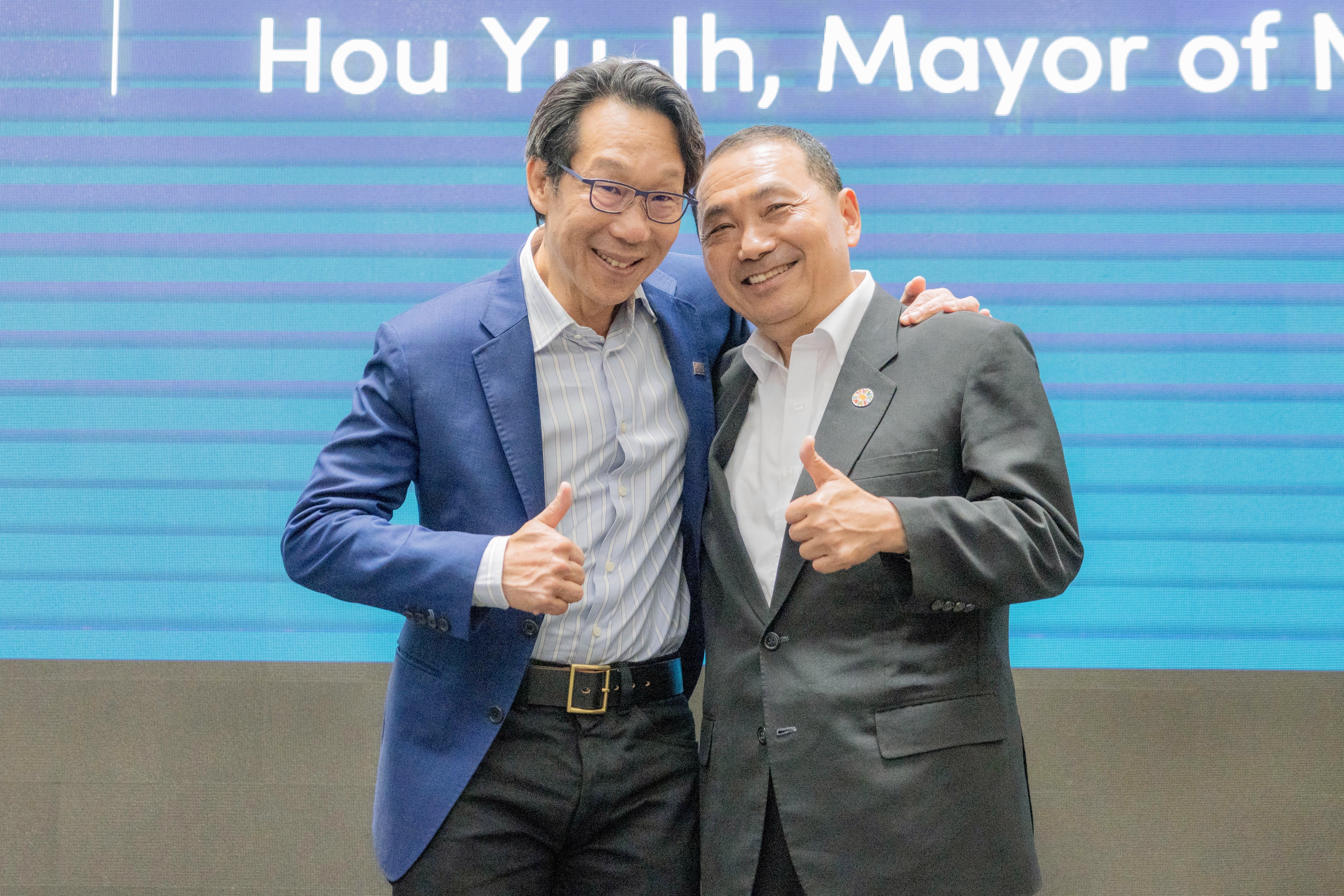 新北市長侯友宜（右）與新加坡創新機構（SGInnovate）執行長Dr Lim Ju（左）