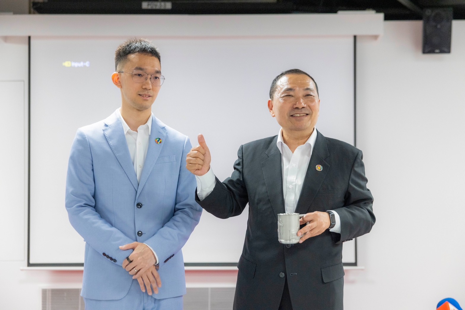 新北市長侯友宜（右）與新北青年創業代表 Ted Chen（左）
