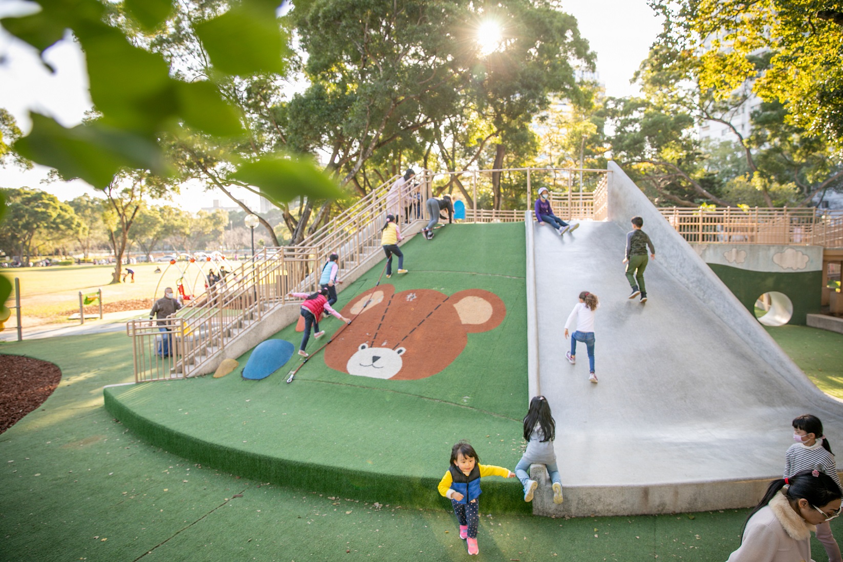 小熊公園有沙坑、鞦韆、大型攀爬架等多樣設施滿足不同的遊戲需求