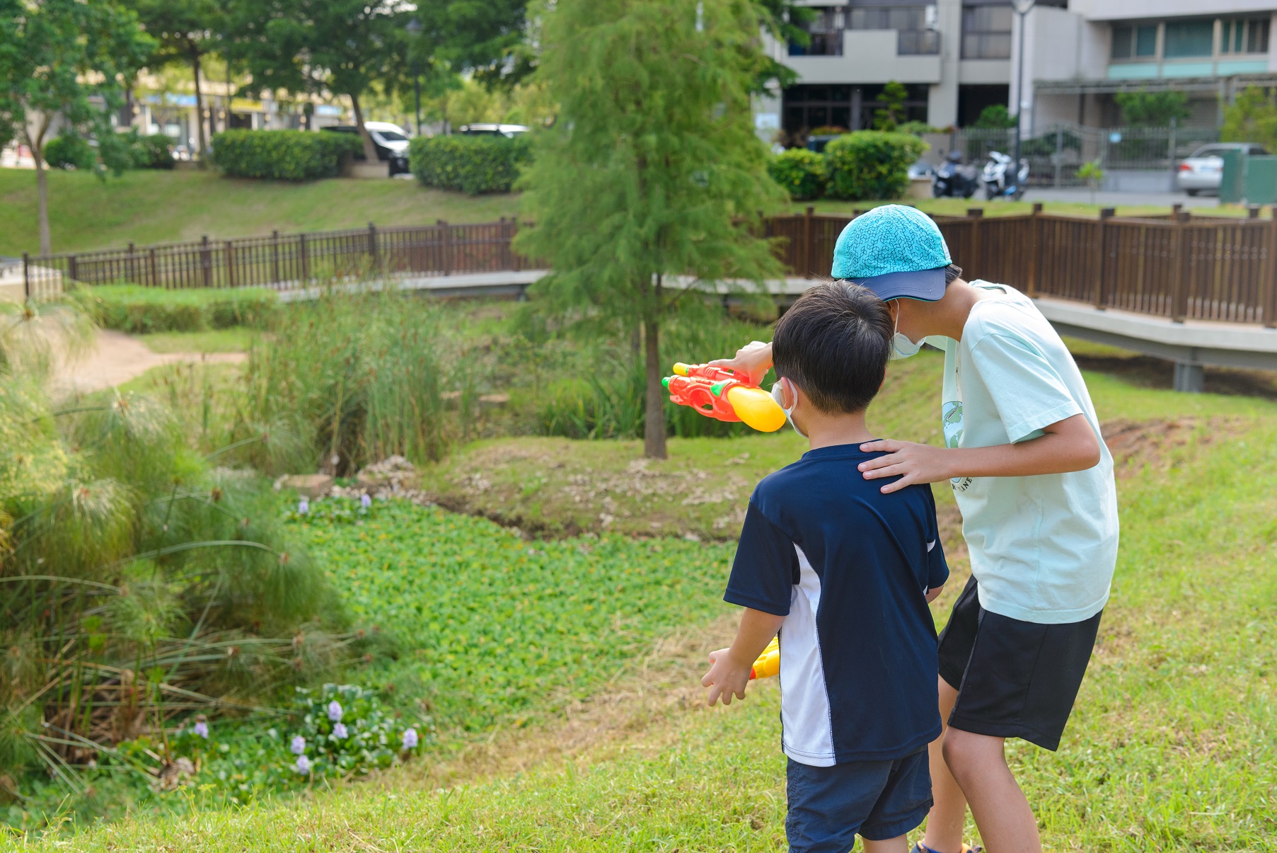 宗北公園為滯洪池公園，規劃時考量安全與景觀性，將原有的濕式滯洪池改善為生態觀察池，達到寓教於樂的效果