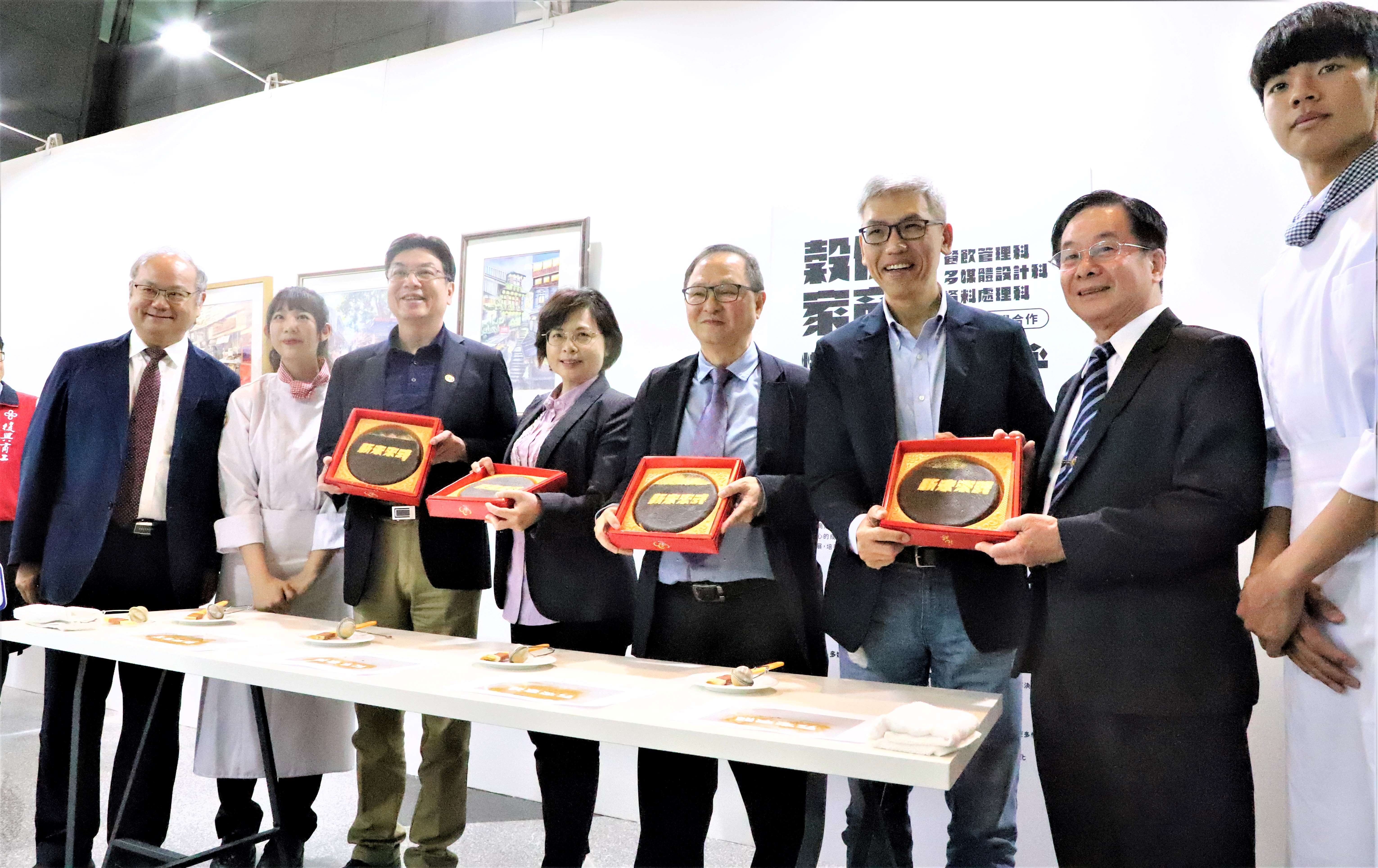 劉和然副市長(左3)與貴賓一同體驗穀保家商餐飲科成果後合影.JPG